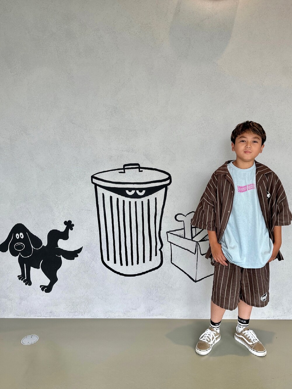 ブラウン系のシャツ/ブラウス、ブラウン系のパンツ、ブルー系のTシャツ/カットソーを着用したキッズの夏コーディネートの2枚目の写真