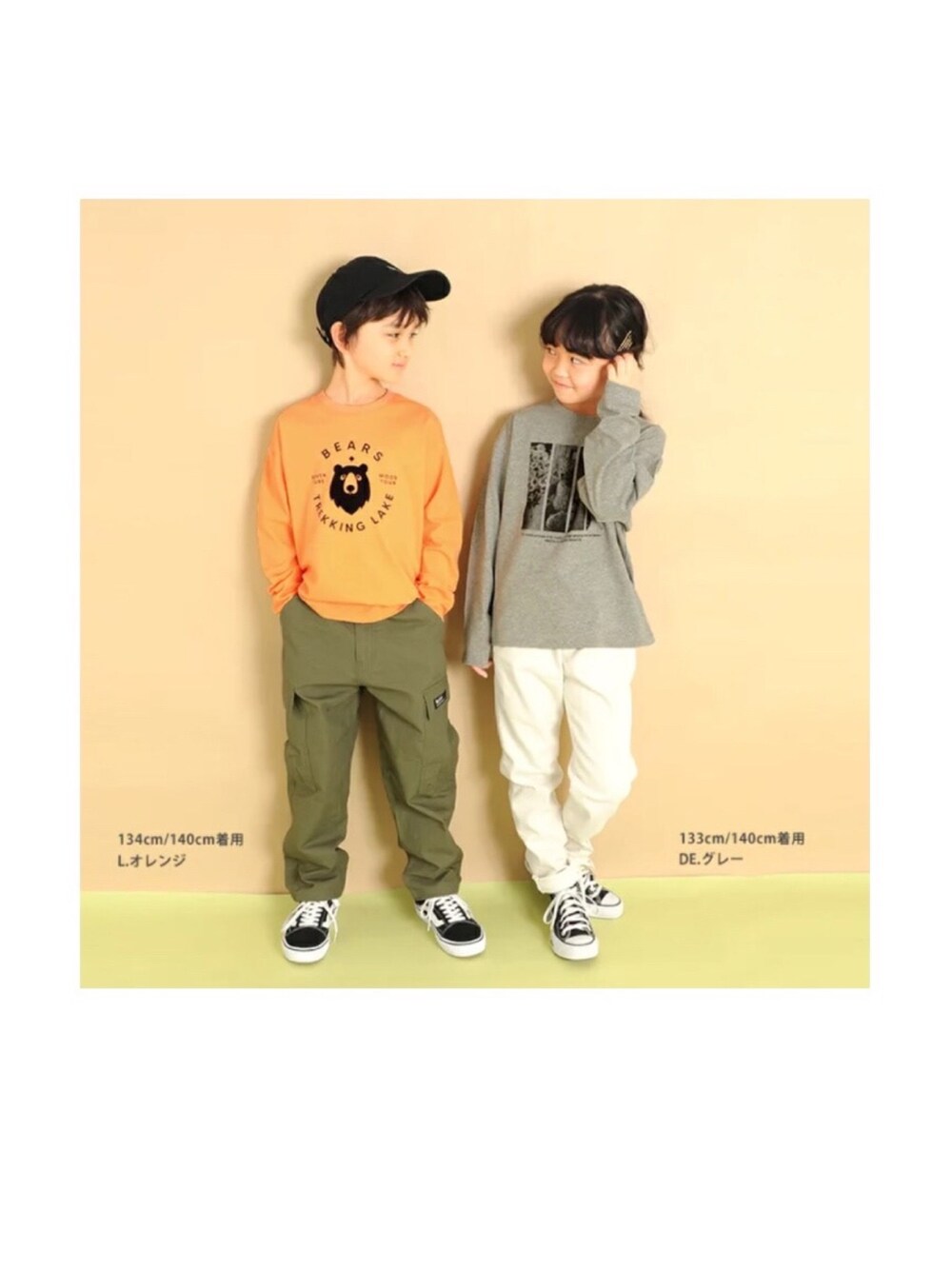 オレンジ系のTシャツ/カットソー、ブルー系のデニムパンツ、その他のスニーカーを着用したキッズの冬コーディネートの4枚目の写真