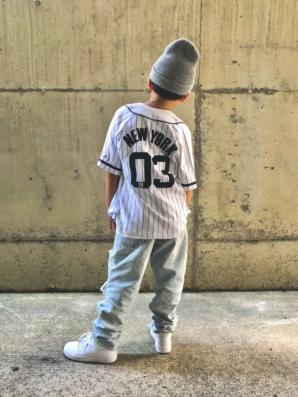 ホワイト系のシャツ/ブラウス、ホワイト系のタンクトップ、ブルー系のデニムパンツを着用したキッズの夏コーディネートの4枚目の写真