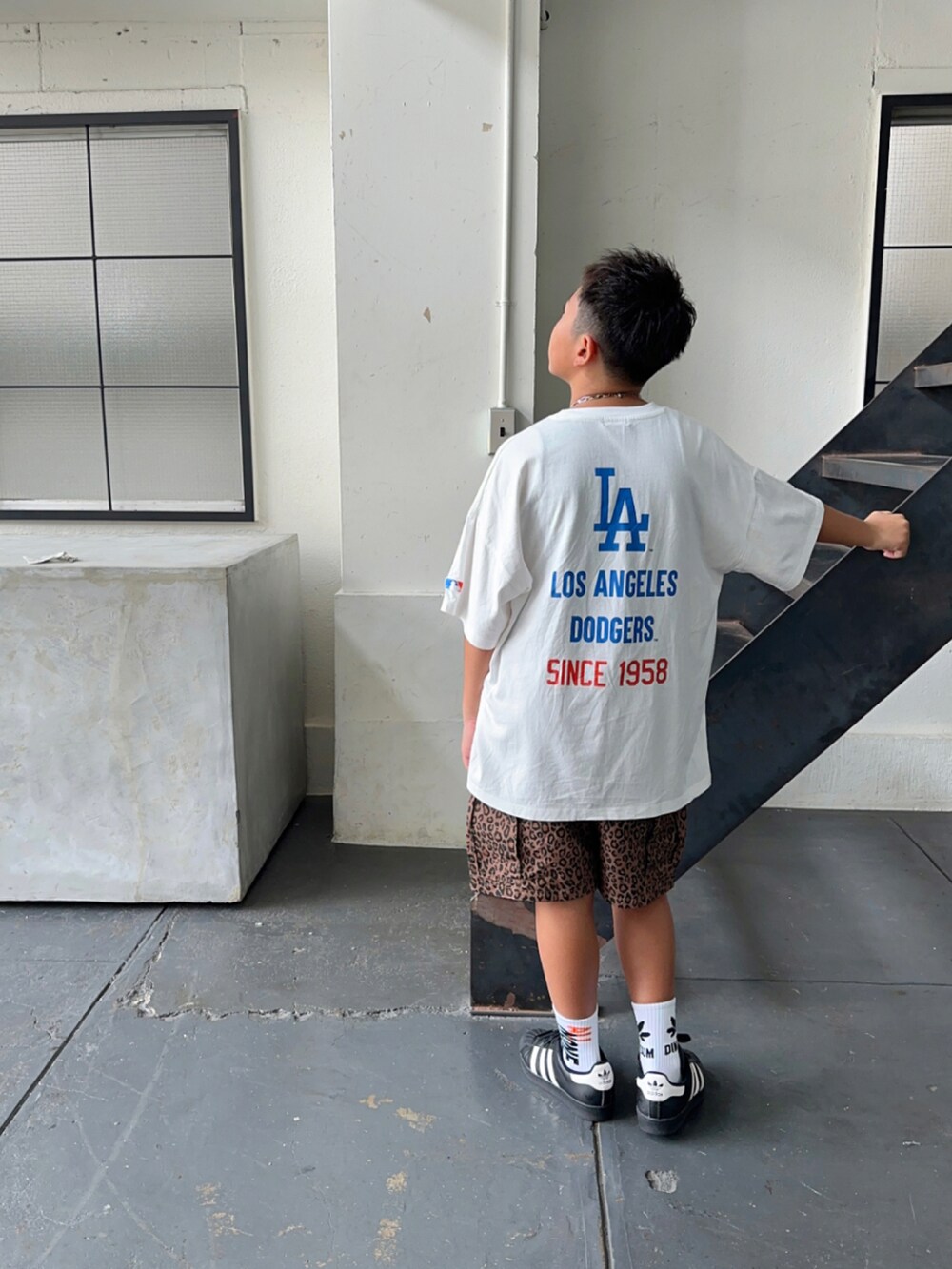 ホワイト系のTシャツ/カットソー、その他のカーゴパンツ、ブラック系のショルダーバッグを着用したキッズの秋コーディネートの3枚目の写真