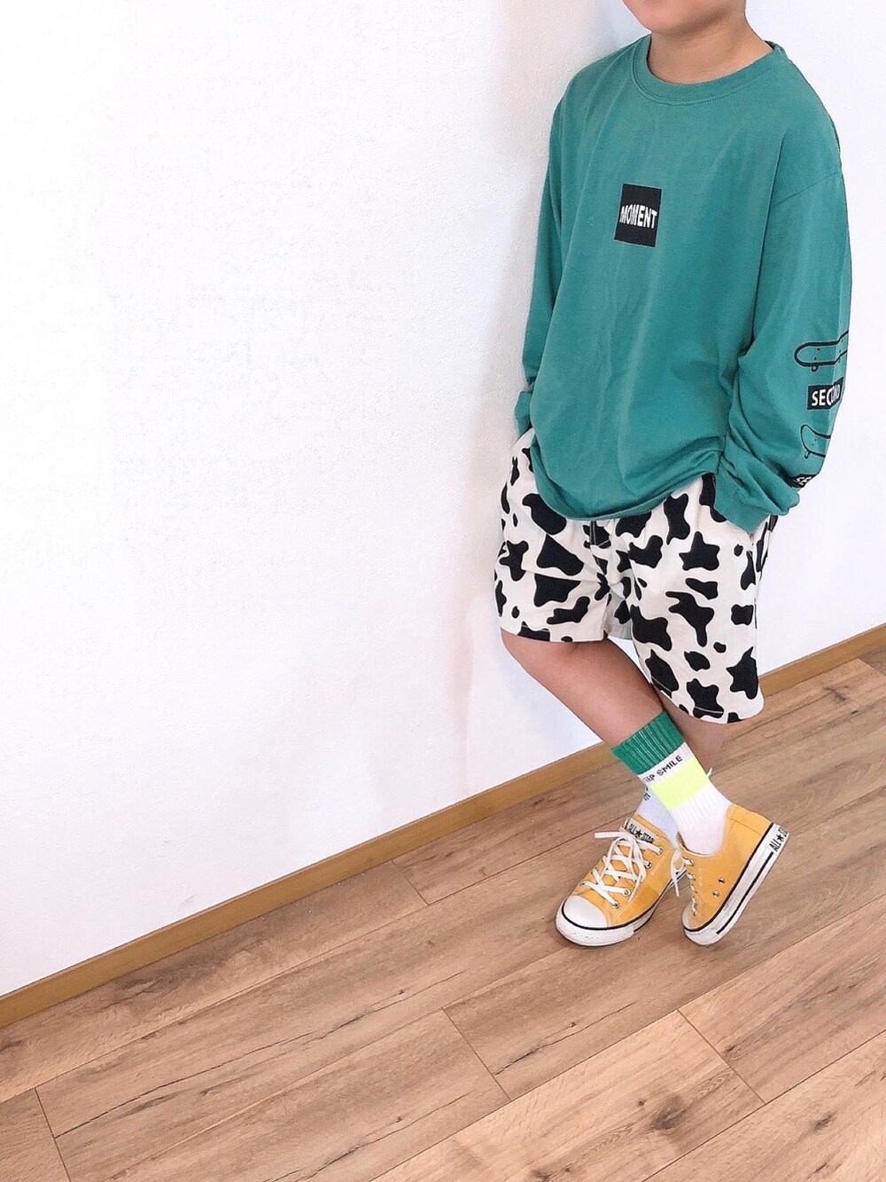 グリーン系のTシャツ/カットソー、ブラック系のその他パンツ、イエロー系のスニーカーを着用したキッズの春コーディネートの4枚目の写真