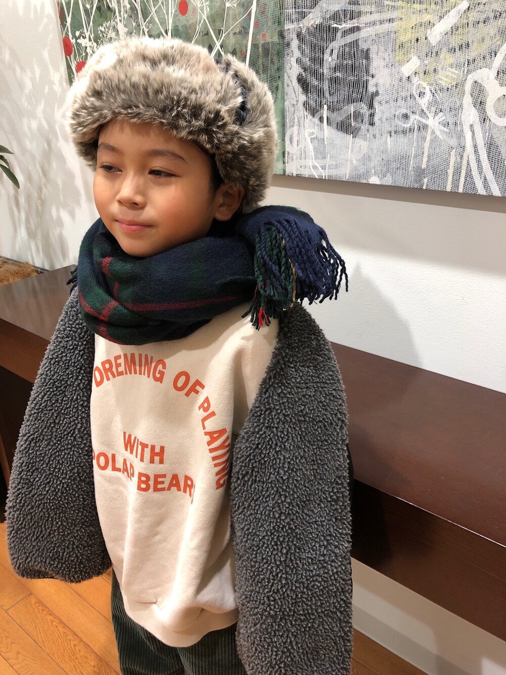 グレー系のブルゾン、ホワイト系のスウェット、グリーン系のパンツを着用したキッズの冬コーディネートの2枚目の写真