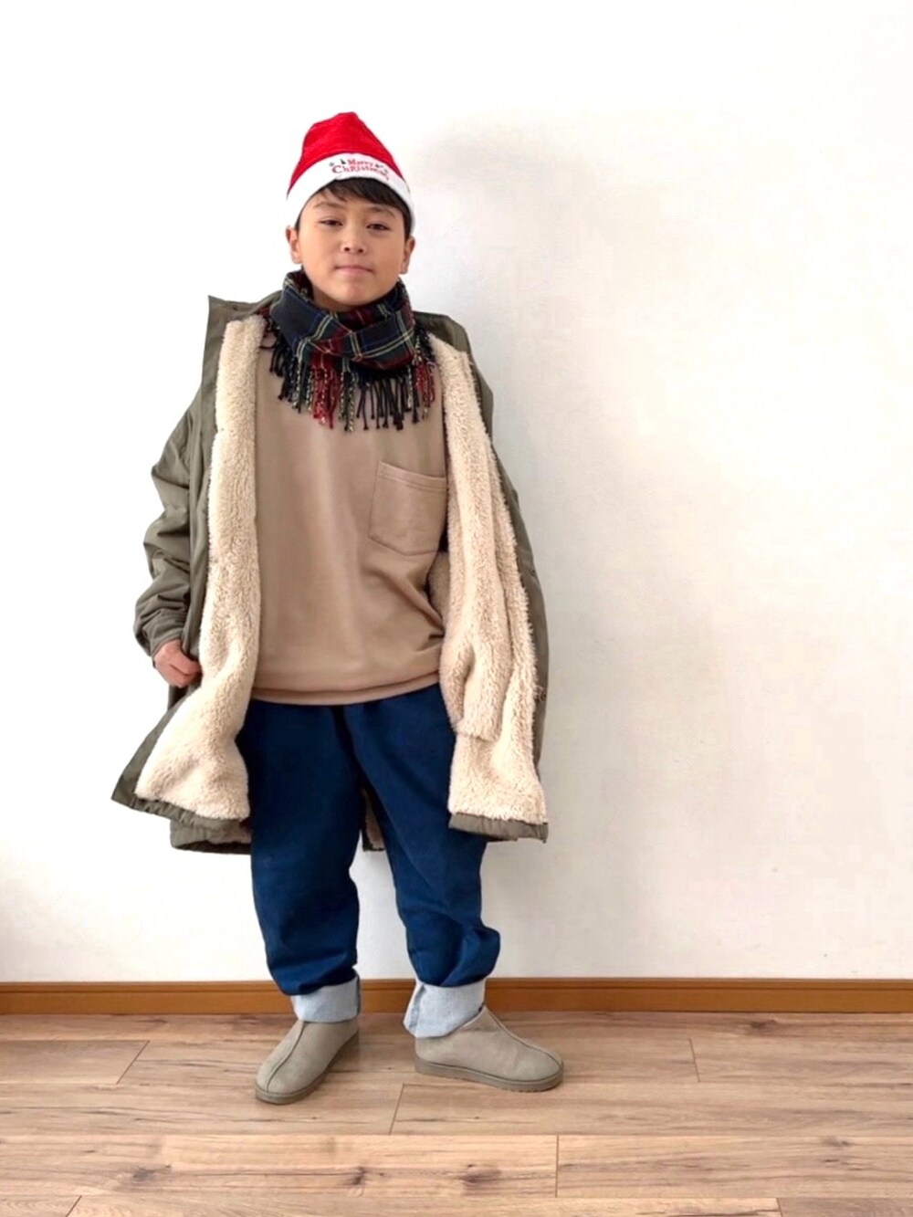 ベージュ系のその他トップス、その他のその他パンツ、グレー系のブーツを着用したキッズの冬コーディネートの3枚目の写真