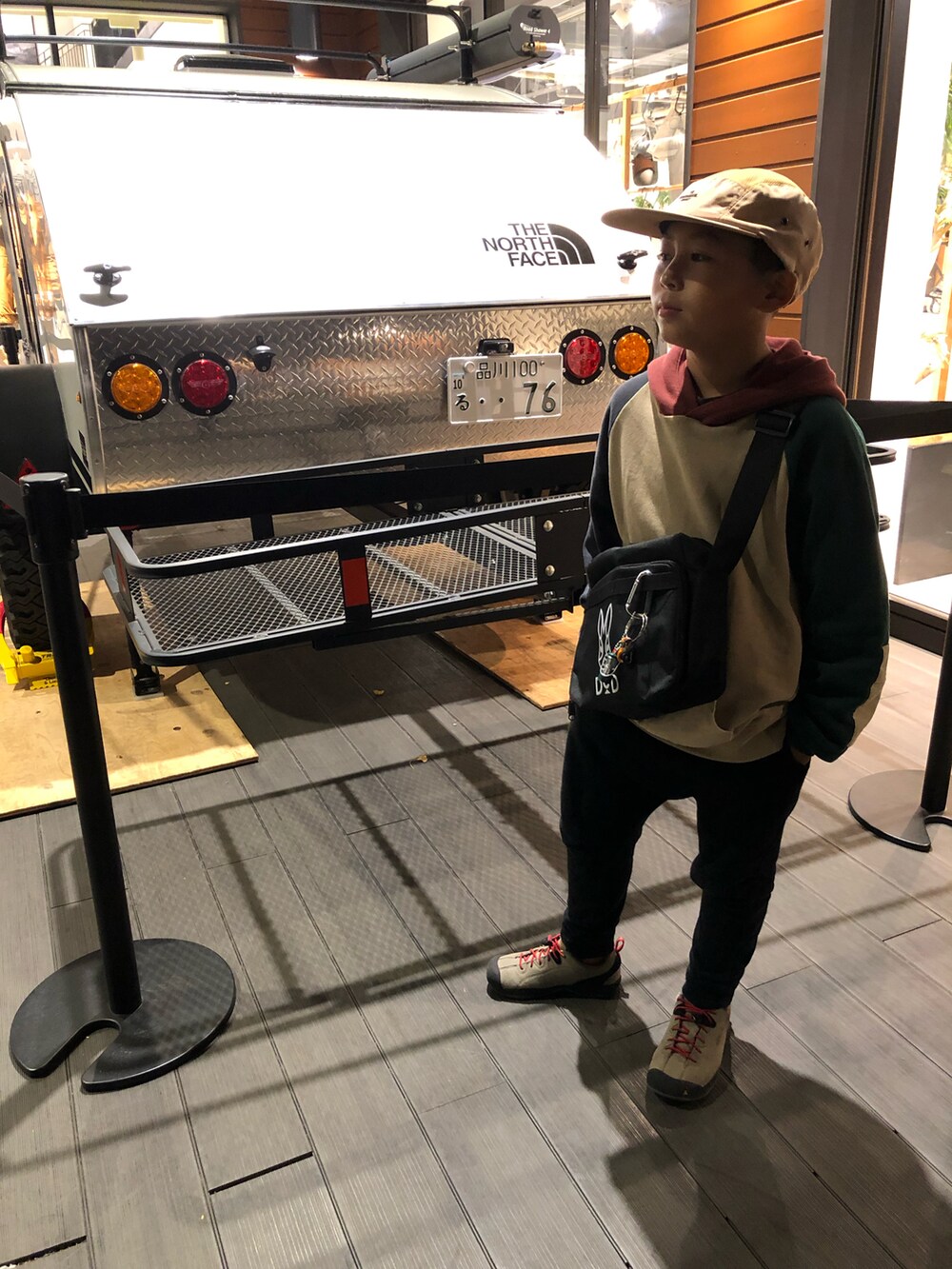 その他のパーカー、ベージュ系のベスト、ブラック系のその他パンツを着用したキッズの秋コーディネートの4枚目の写真