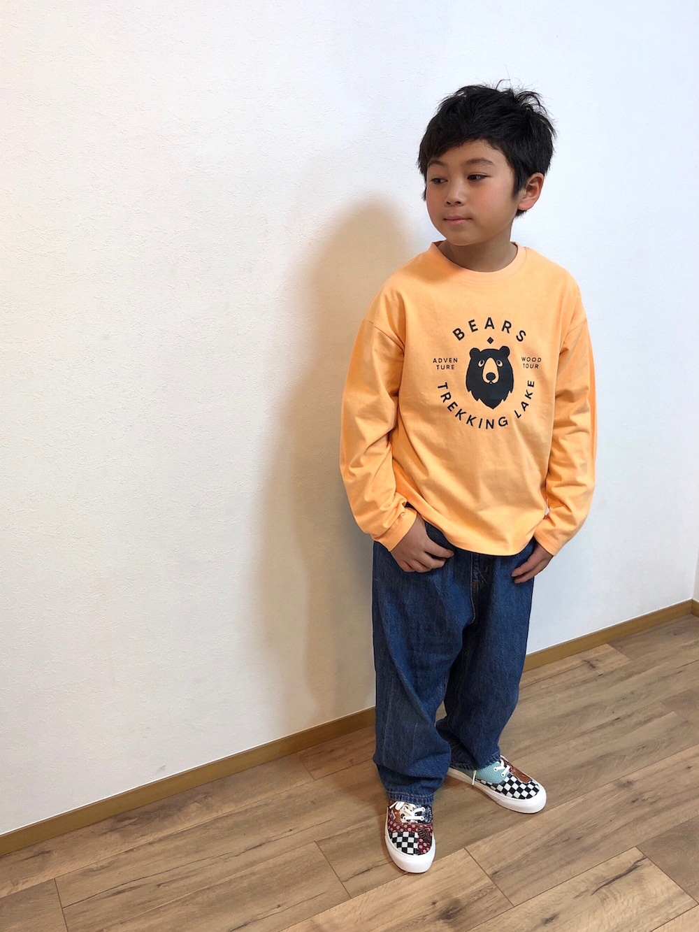 オレンジ系のTシャツ/カットソー、ブルー系のデニムパンツ、その他のスニーカーを着用したキッズの冬コーディネートの2枚目の写真