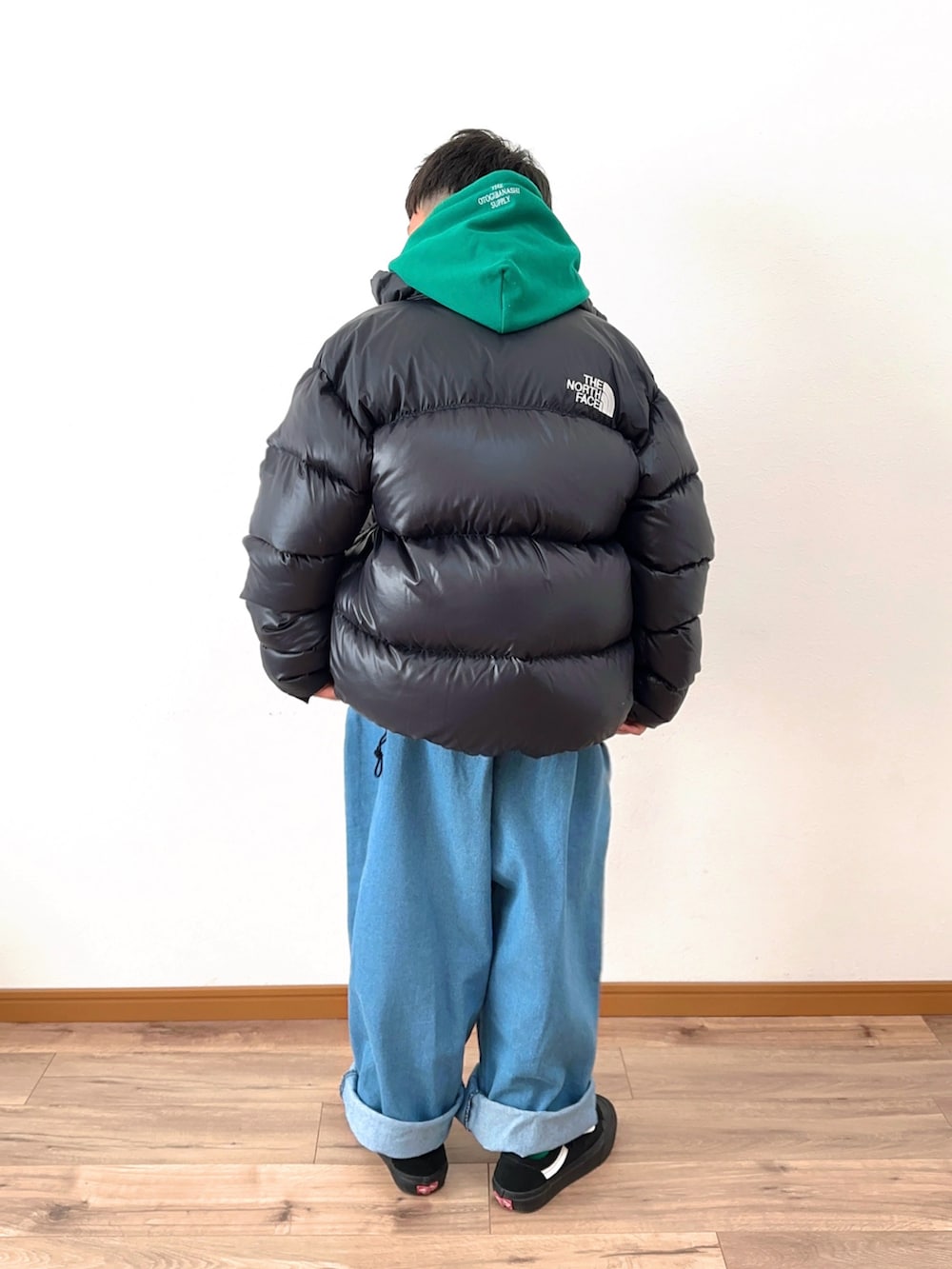 ブラック系のダウンジャケット/コート、グレー系のパーカー、ブルー系のパンツを着用したキッズの冬コーディネートの2枚目の写真