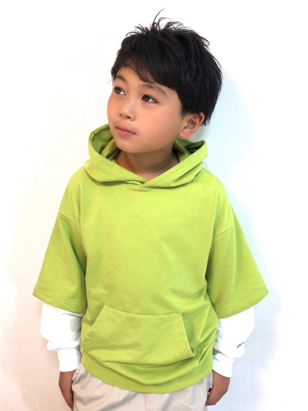 グリーン系のパーカー、ベージュ系のその他パンツ、イエロー系のスニーカーを着用したキッズの春コーディネートの4枚目の写真