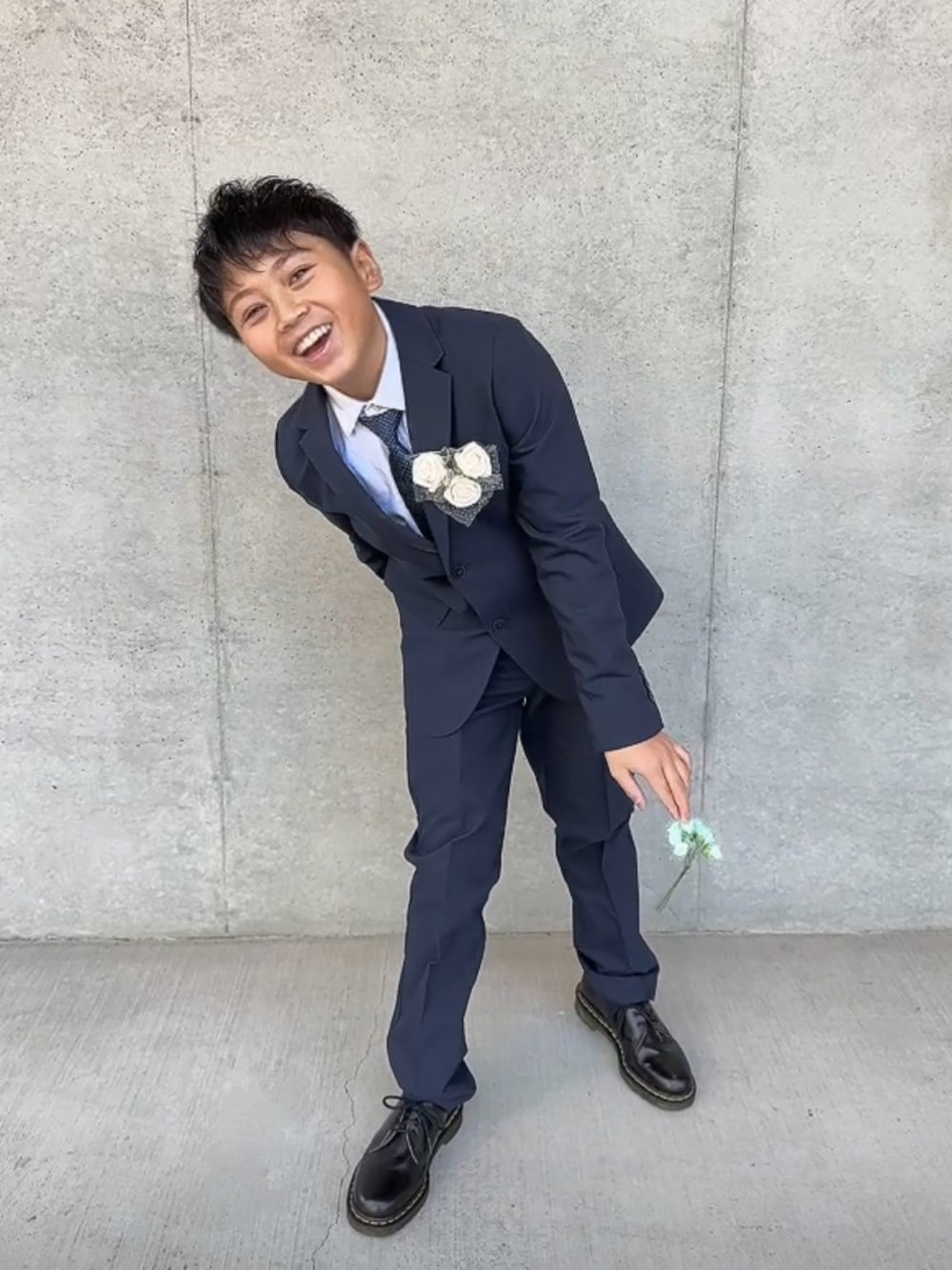 ブルー系のスーツジャケット、ブルー系のスーツパンツ、ホワイト系のシャツ/ブラウスを着用したキッズの春コーディネートの4枚目の写真