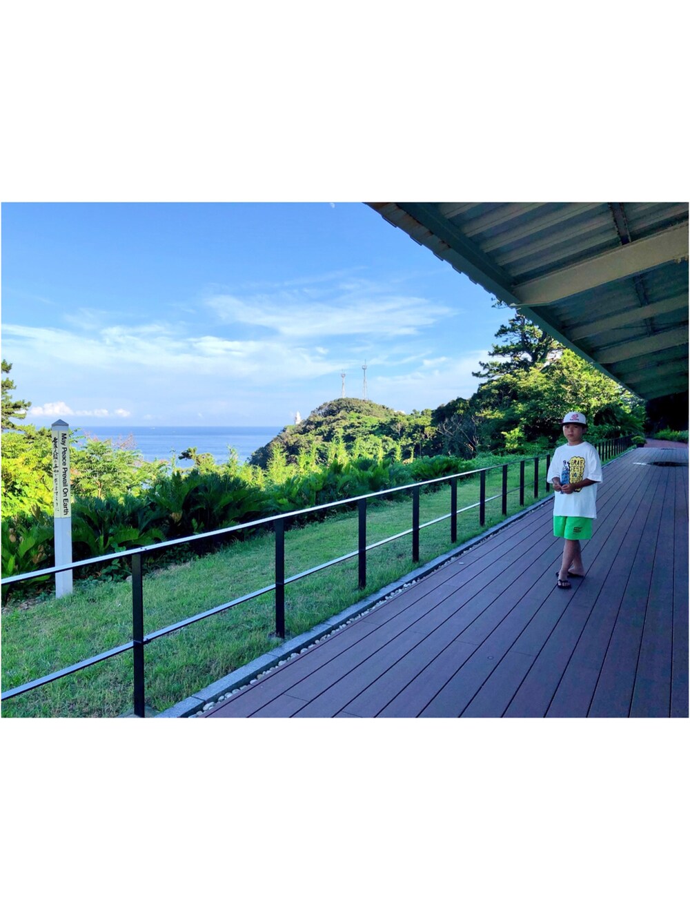 ホワイト系のTシャツ/カットソー、グリーン系のパンツ、ブラック系のサンダルを着用したキッズの夏コーディネートの4枚目の写真