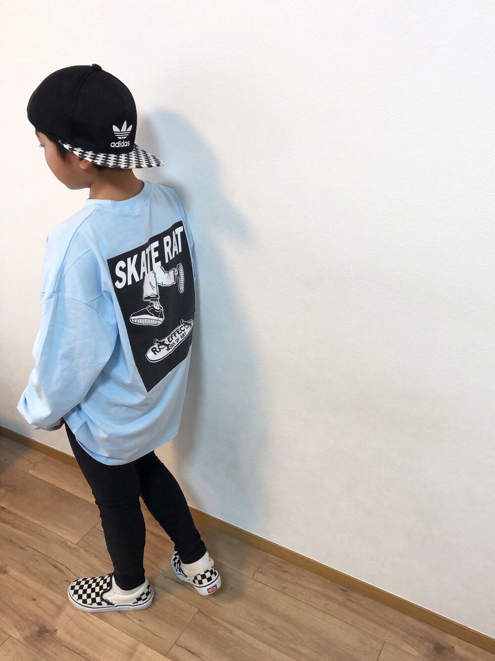 ブルー系のTシャツ/カットソー、ブラック系のその他パンツ、グリーン系のスタジャンを着用したキッズの冬コーディネートの2枚目の写真