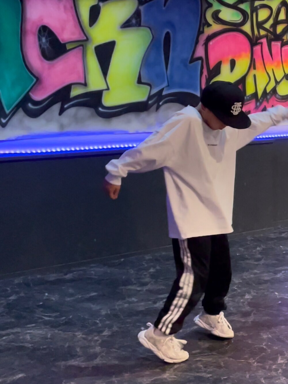 ホワイト系のTシャツ/カットソー、ブラック系のスウェットパンツ、イエロー系のスニーカーを着用したキッズの春コーディネートの2枚目の写真