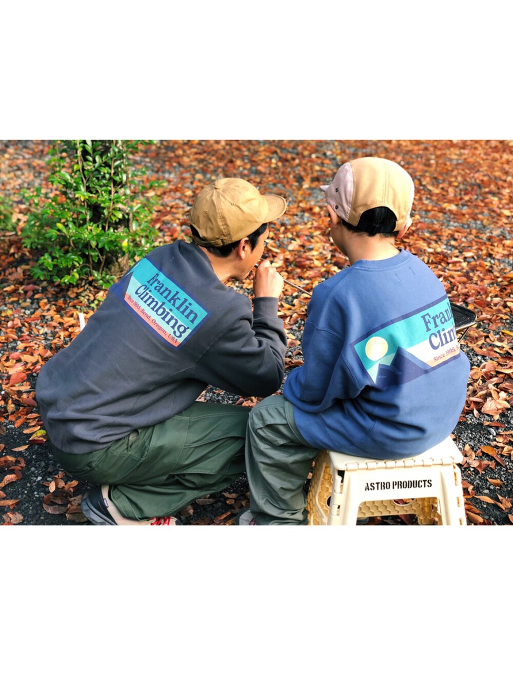 「スウェット、アウトドアスタイル、休日スタイル、紅葉、ミニタリー、キャンプ、親子コーデ、リンクコーデ、秋コーデ、チャオパニックティピー(CIAOPANIC TYPY)、franklinclimbing」｜「Franklin Climbingの【Franklin Climbing】ロゴスウェット（スウェット、ブルー系）」を使った、*tM*さん（キッズ・127cm）の秋コーディネートの2枚目の写真
