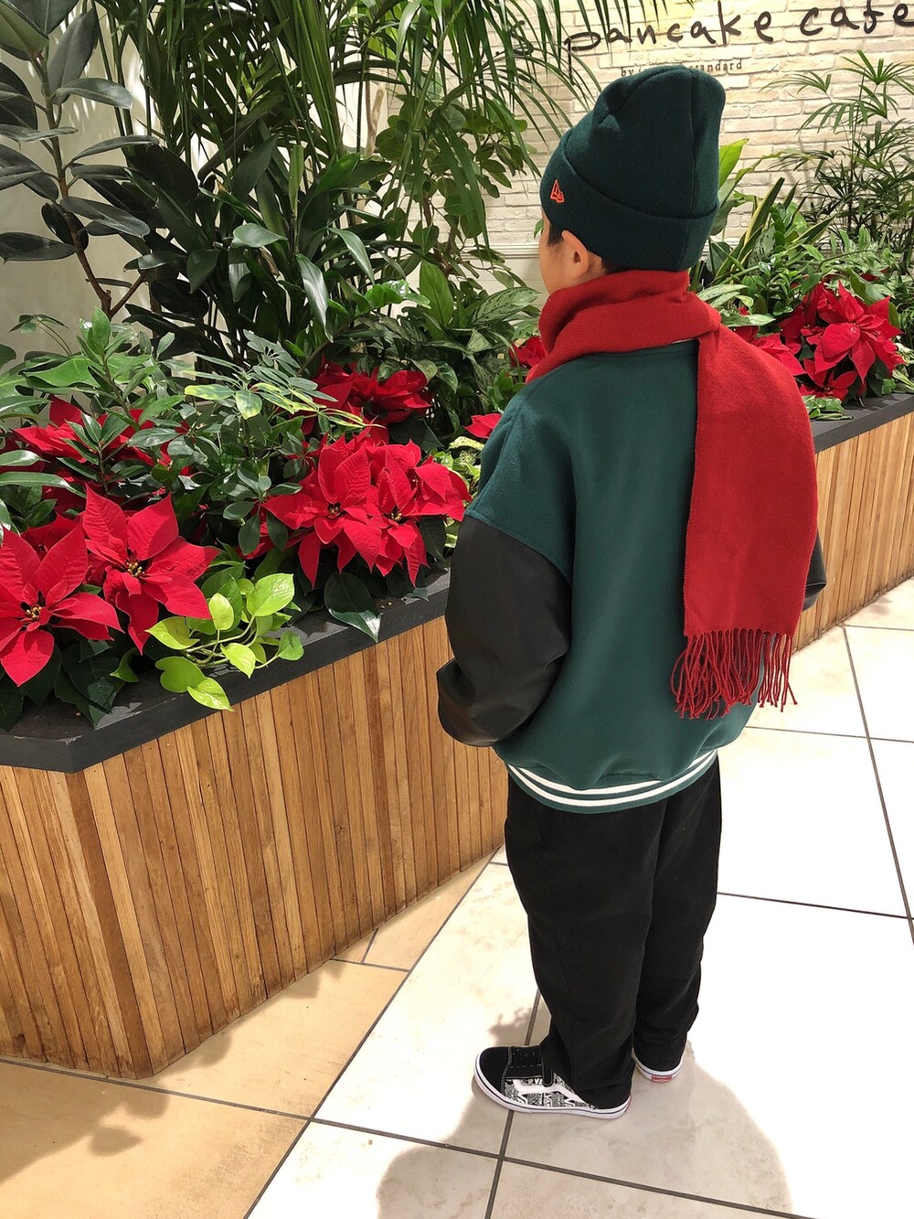 グリーン系のスタジャン、グレー系のTシャツ/カットソー、ブラック系のパンツを着用したキッズの冬コーディネートの2枚目の写真