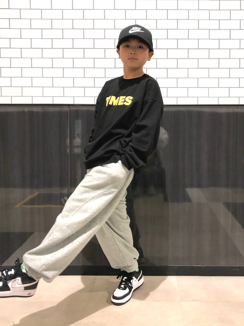 ホワイト系のTシャツ/カットソー、グレー系のスウェットパンツ、ホワイト系のスニーカーを着用したキッズの秋コーディネートの2枚目の写真