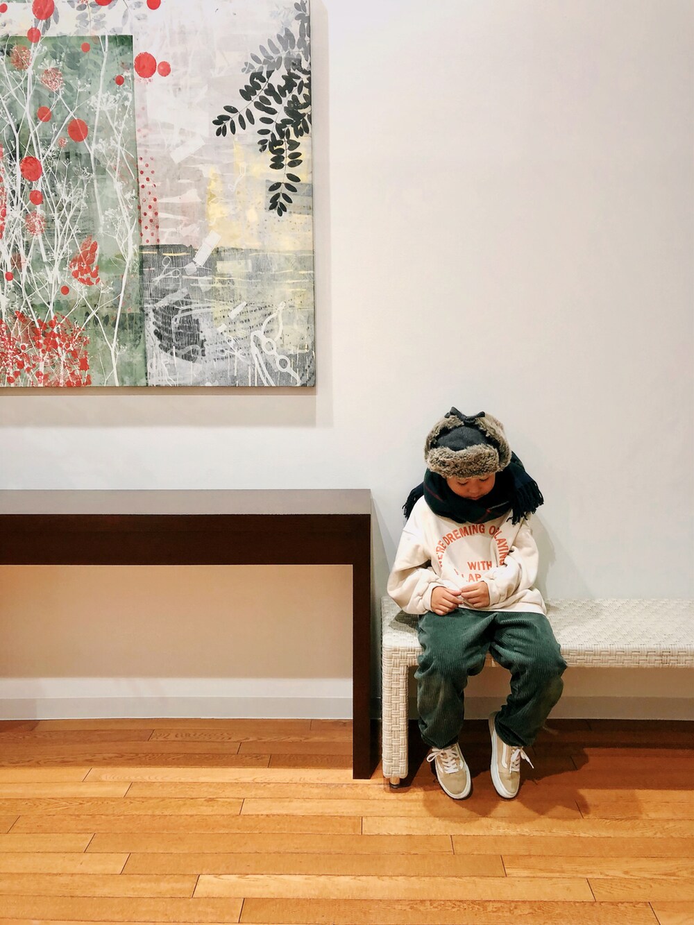 グレー系のブルゾン、ホワイト系のスウェット、グリーン系のパンツを着用したキッズの冬コーディネートの4枚目の写真