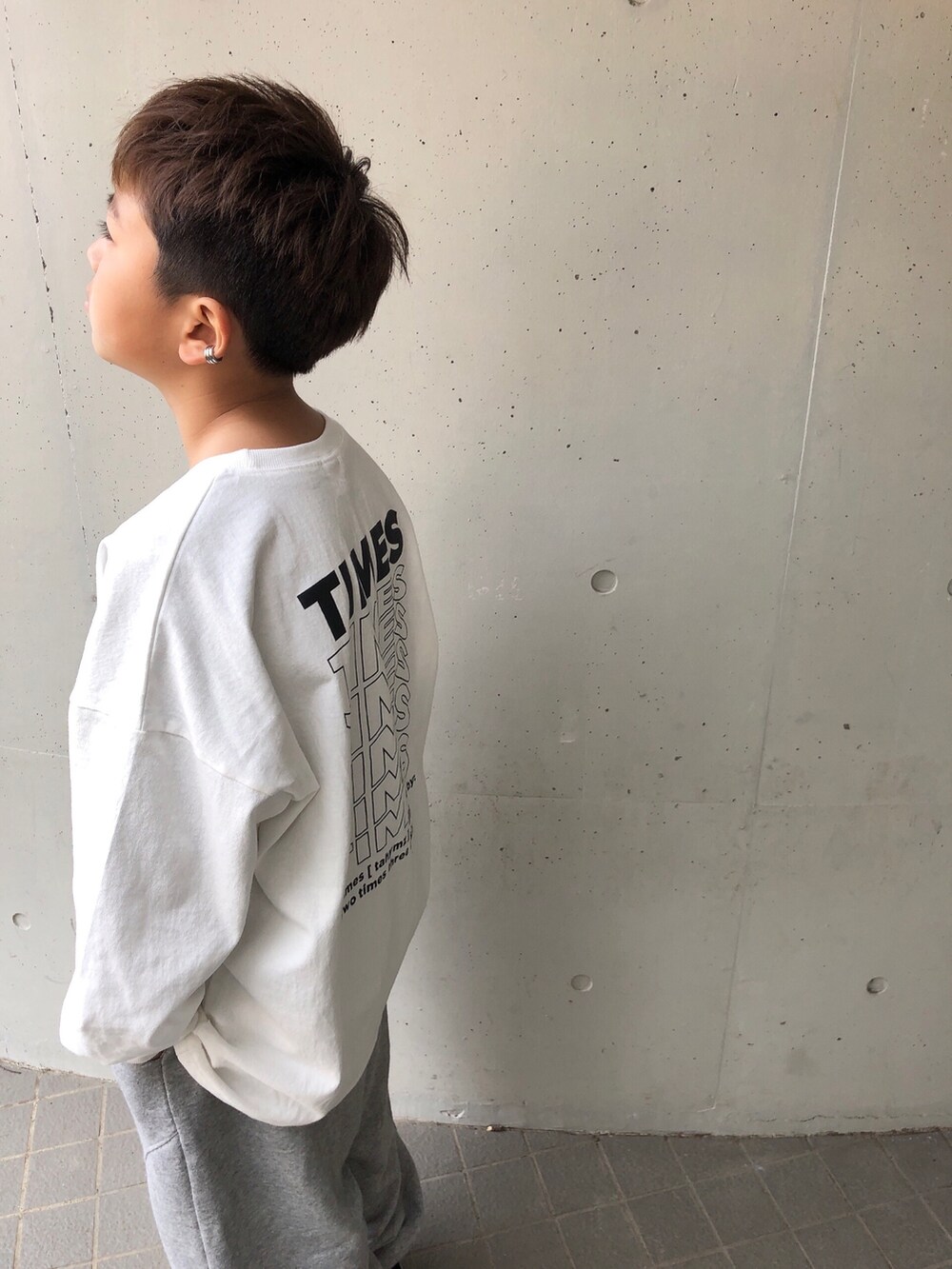 ホワイト系のTシャツ/カットソー、グレー系のスウェットパンツ、ホワイト系のスニーカーを着用したキッズの春コーディネートの3枚目の写真