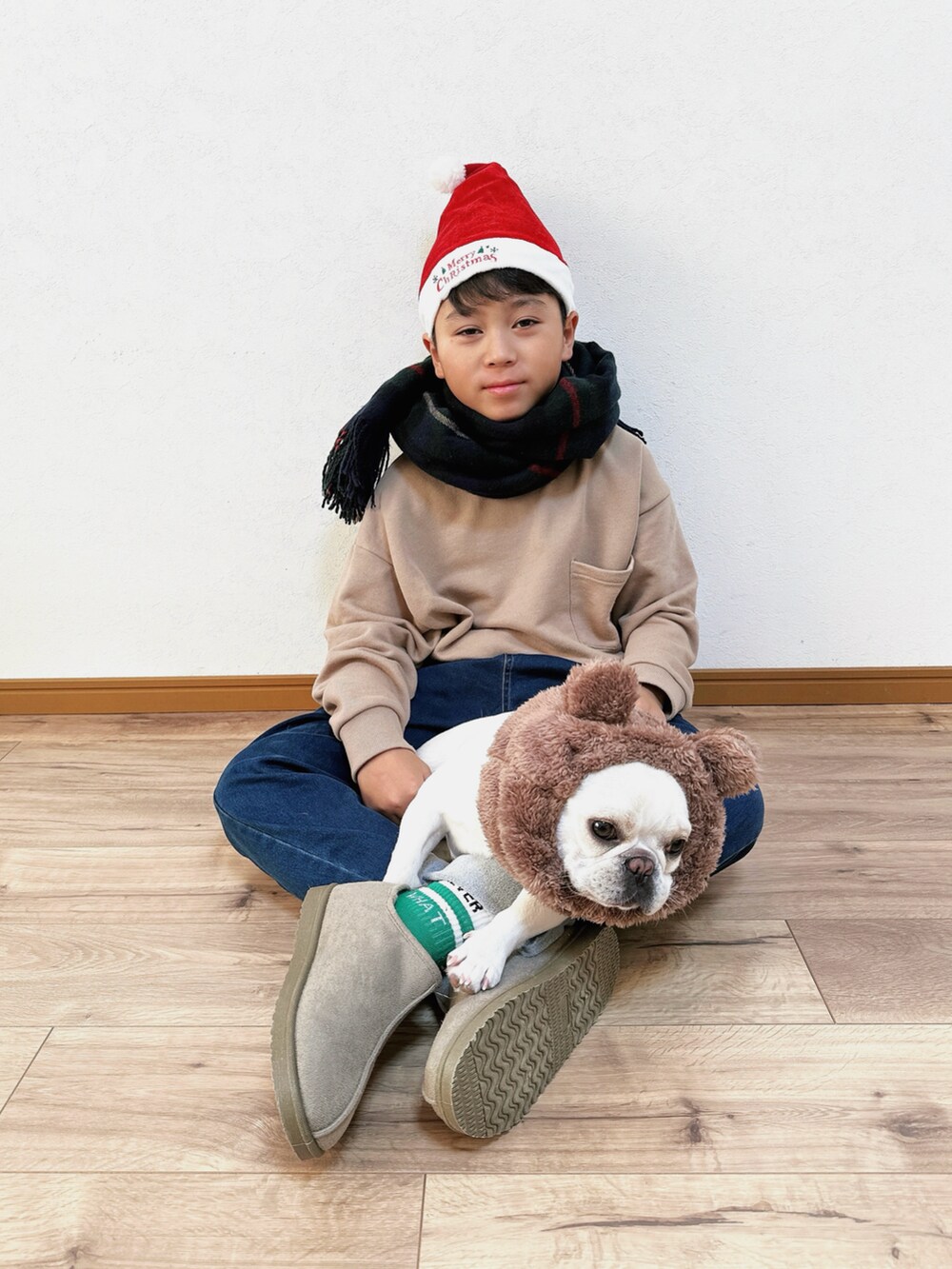 ベージュ系のその他トップス、その他のその他パンツ、グレー系のブーツを着用したキッズの冬コーディネートの4枚目の写真