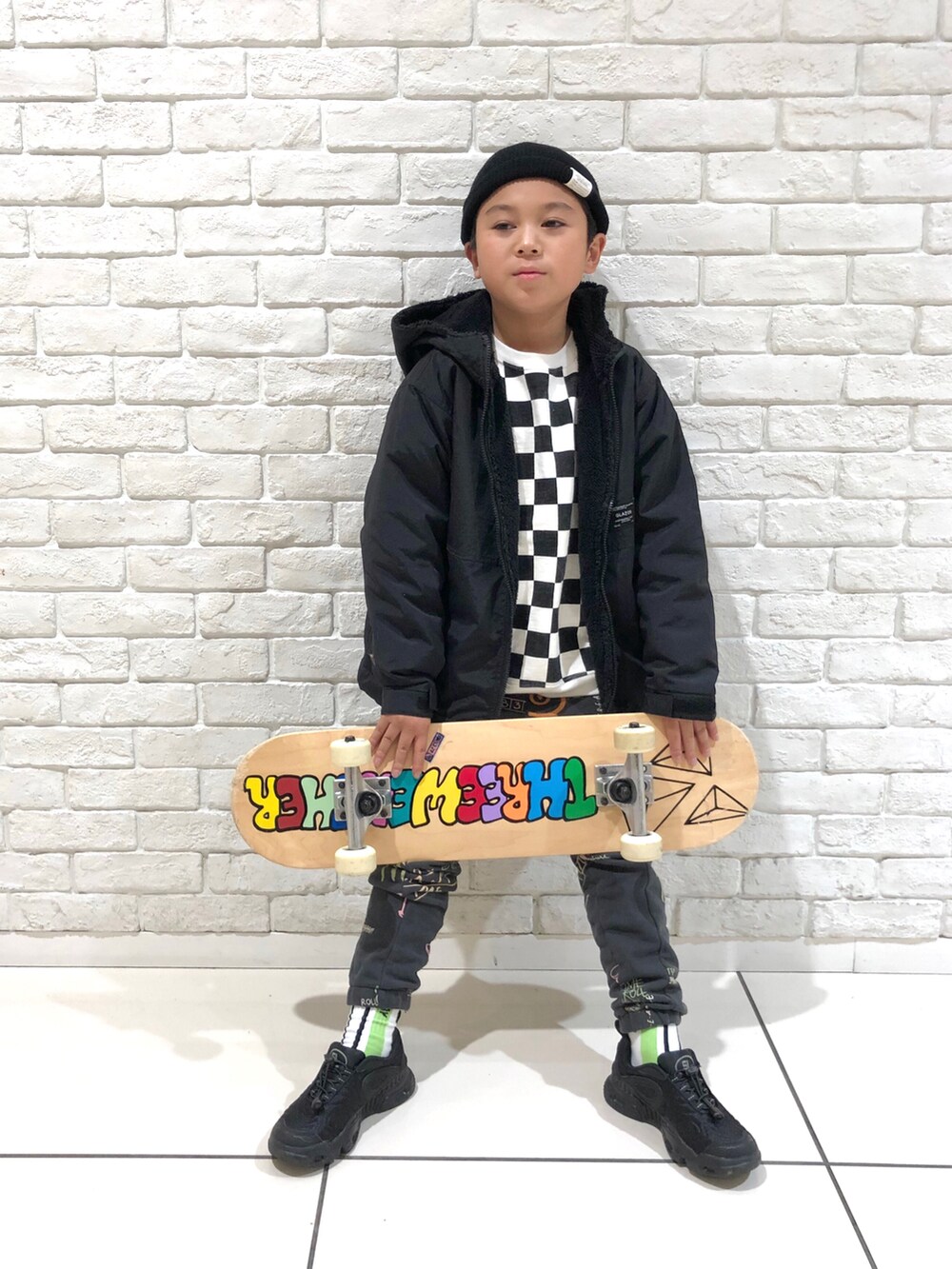 グレー系のTシャツ/カットソー、その他のスウェット、グレー系のパンツを着用したキッズの冬コーディネートの2枚目の写真