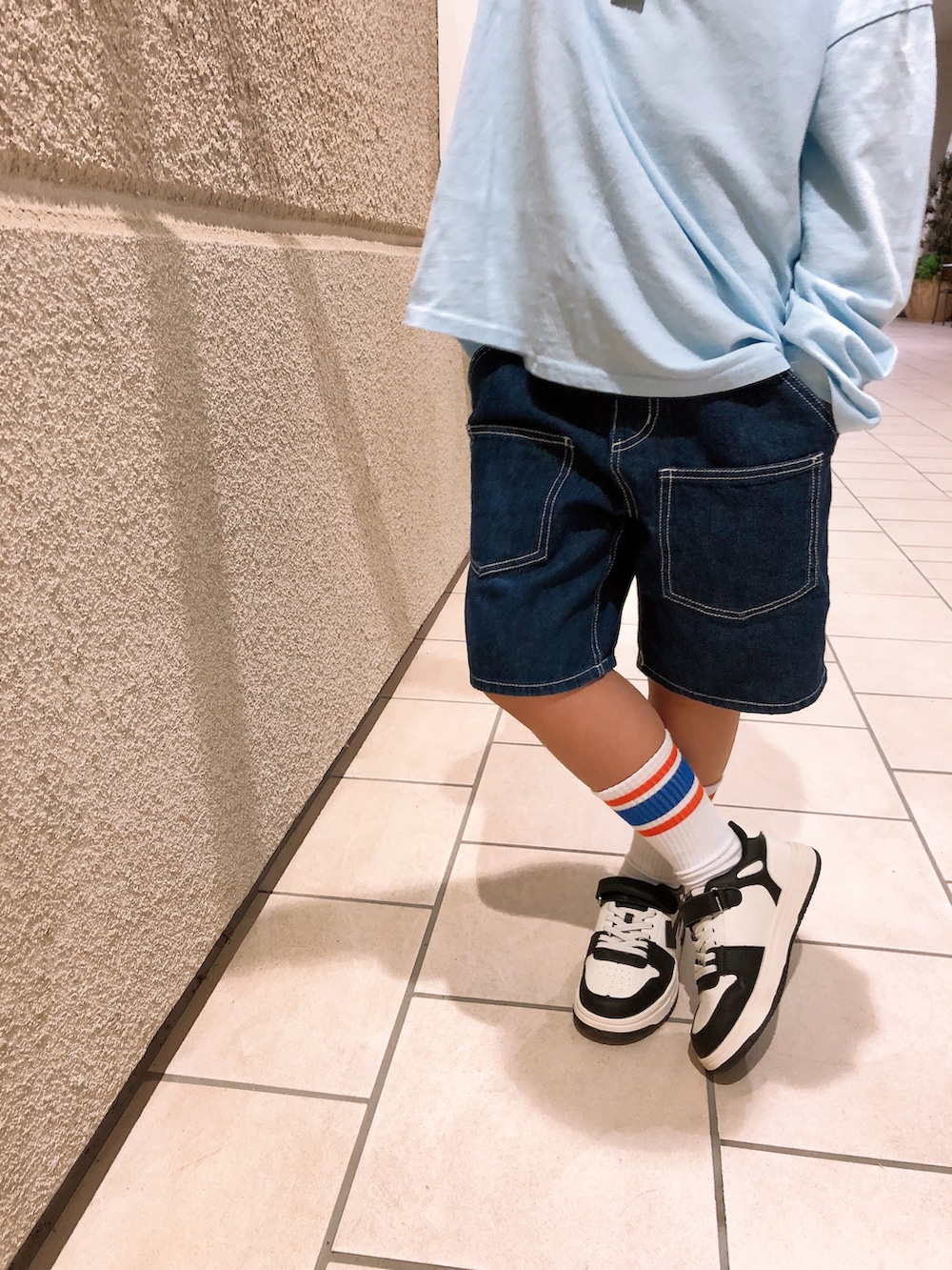 ブルー系のTシャツ/カットソー、ブルー系のその他パンツ、その他のスニーカーを着用したキッズの夏コーディネートの4枚目の写真