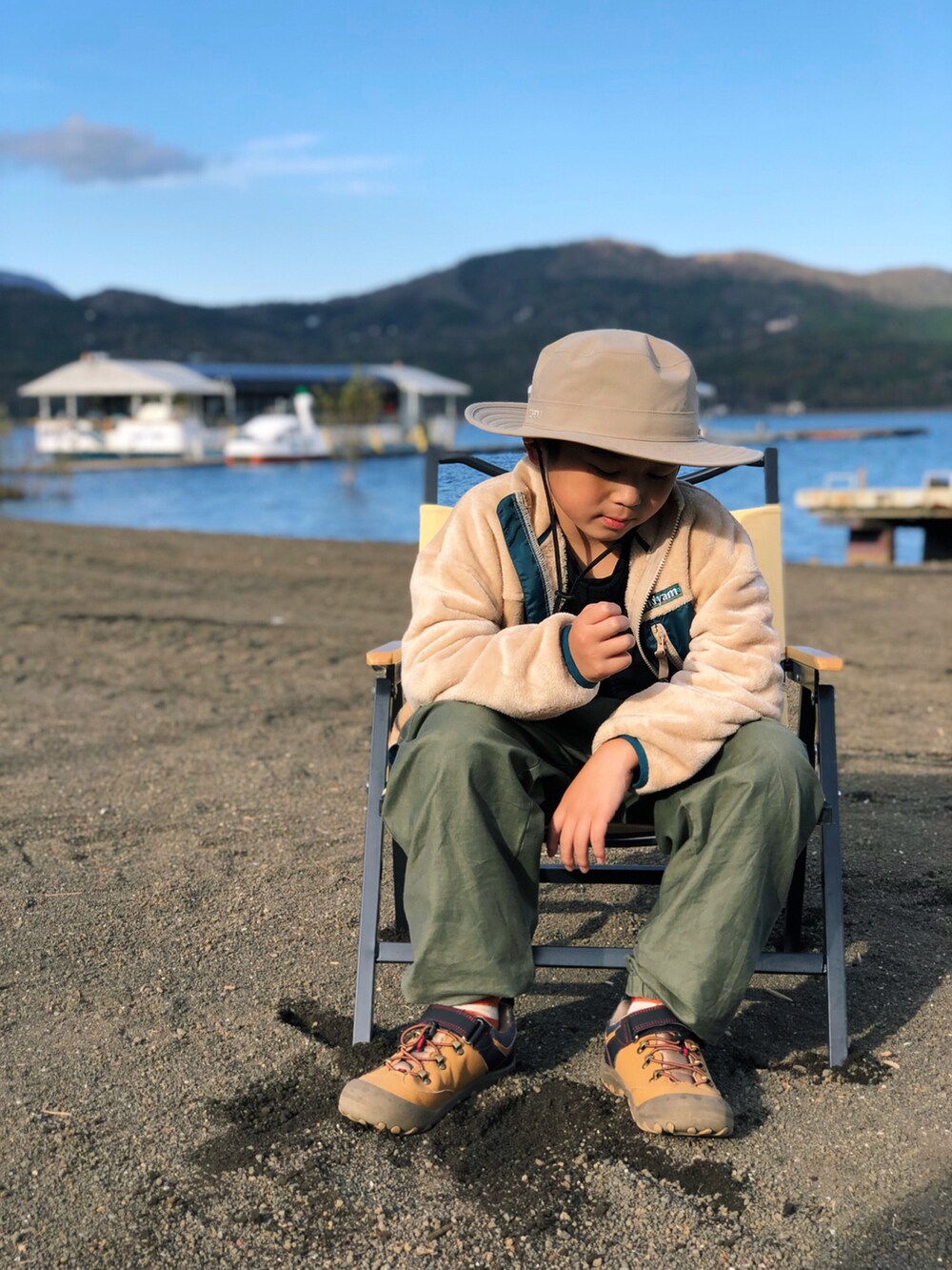 ベージュ系のブルゾン、ベージュ系のブルゾン、グリーン系のカーゴパンツを着用したキッズの秋コーディネートの3枚目の写真