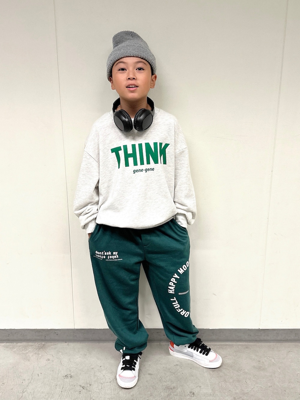 グレー系のスウェット、グリーン系のスウェットパンツ、ホワイト系のスニーカーを着用したキッズの冬コーディネートの2枚目の写真