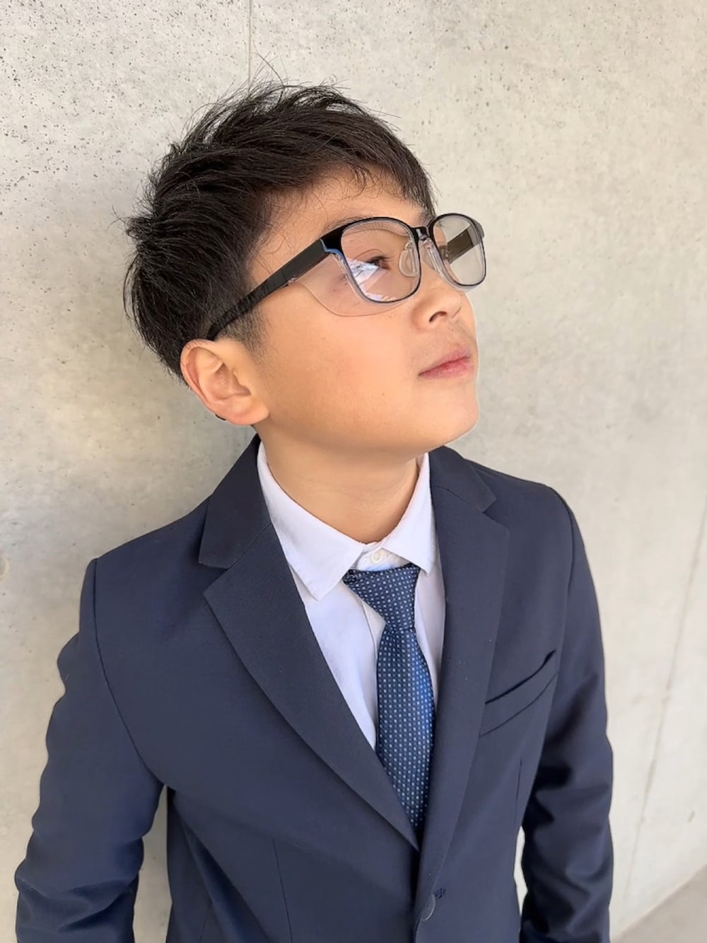 ブルー系のスーツジャケット、ブルー系のスーツパンツ、ホワイト系のシャツ/ブラウスを着用したキッズの春コーディネートの5枚目の写真