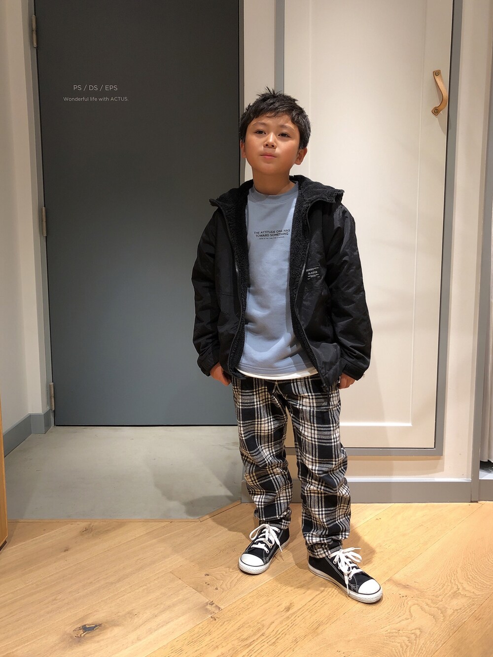 グレー系のTシャツ/カットソー、その他のパンツ、ブラック系のスニーカーを着用したキッズの冬コーディネートの3枚目の写真