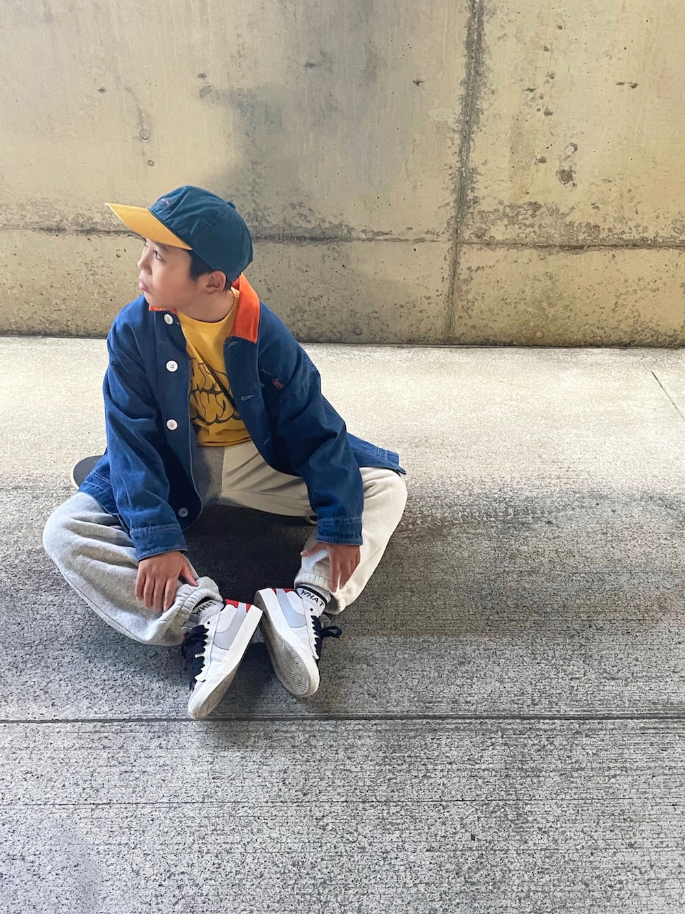 ブルー系のデニムジャケット、イエロー系のTシャツ/カットソー、その他のスウェットパンツを着用したキッズの秋コーディネートの2枚目の写真