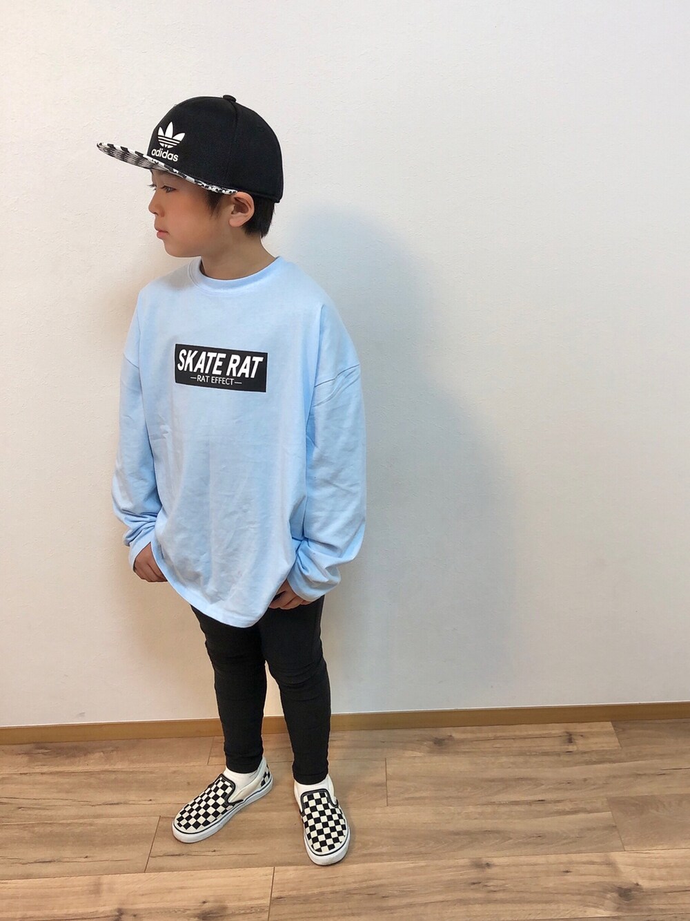 ブルー系のTシャツ/カットソー、ブラック系のその他パンツ、グリーン系のスタジャンを着用したキッズの冬コーディネートの3枚目の写真