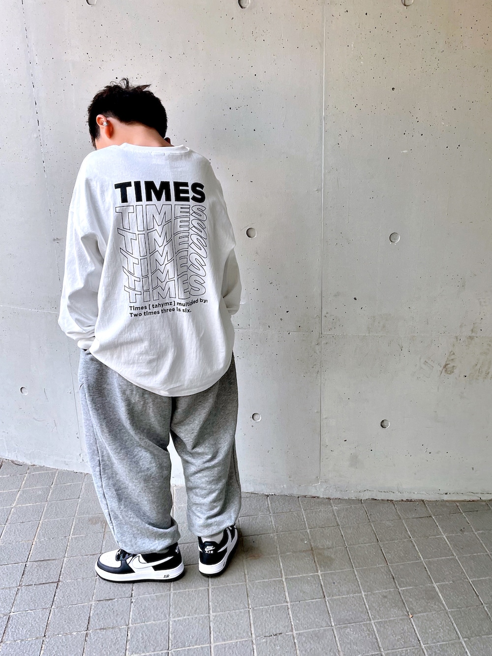 ホワイト系のTシャツ/カットソー、グレー系のスウェットパンツ、ホワイト系のスニーカーを着用したキッズの春コーディネートの2枚目の写真
