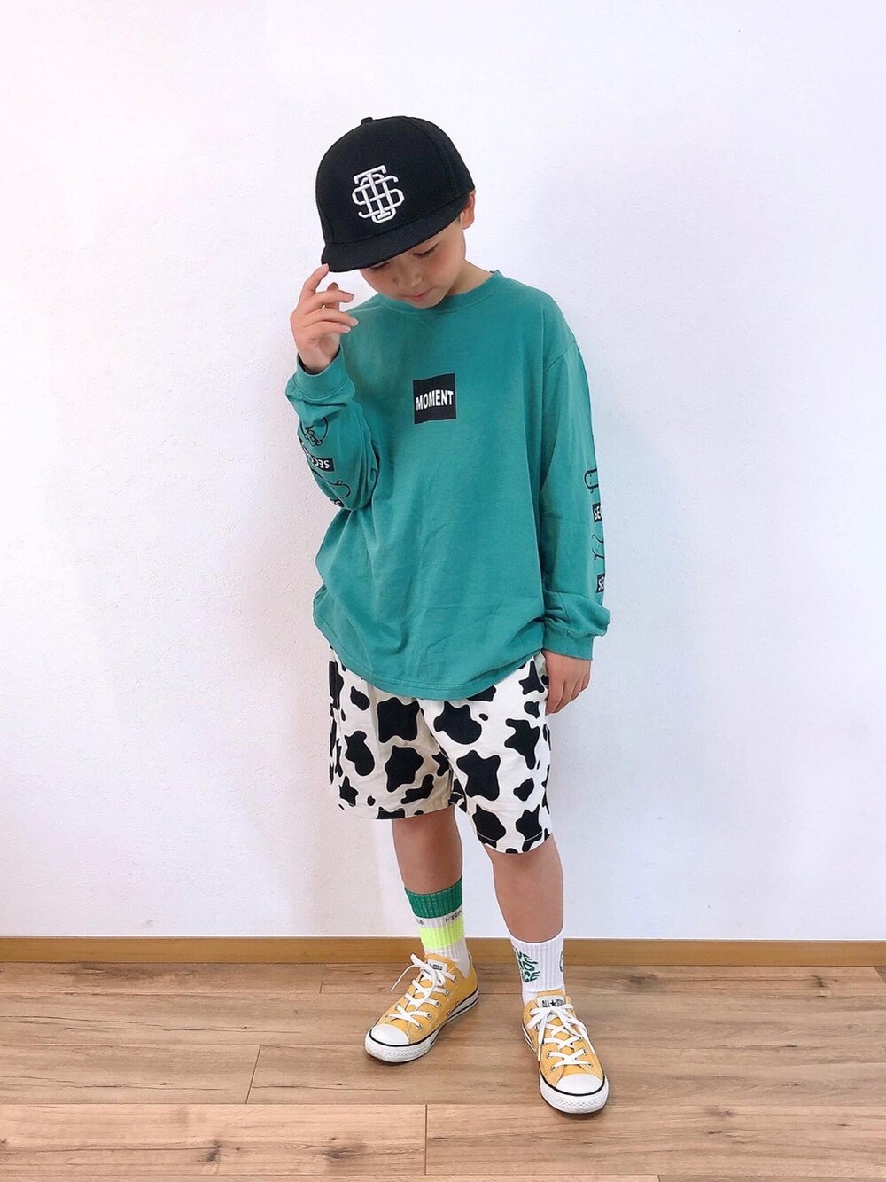 グリーン系のTシャツ/カットソー、ブラック系のその他パンツ、イエロー系のスニーカーを着用したキッズの春コーディネートの2枚目の写真