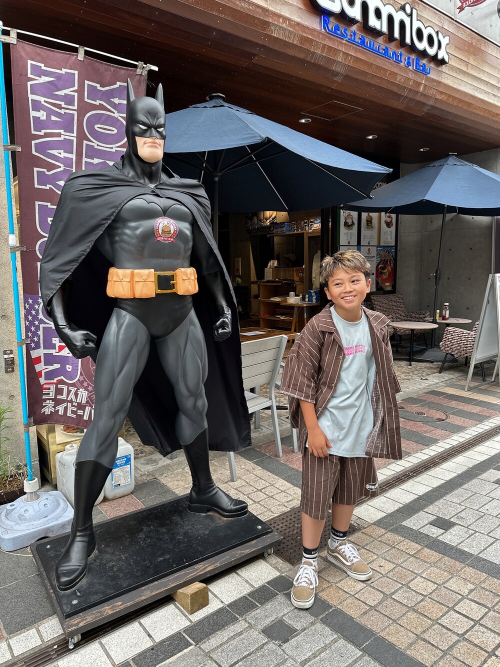 ブラウン系のシャツ/ブラウス、ブラウン系のパンツ、ブルー系のTシャツ/カットソーを着用したキッズの夏コーディネートの3枚目の写真