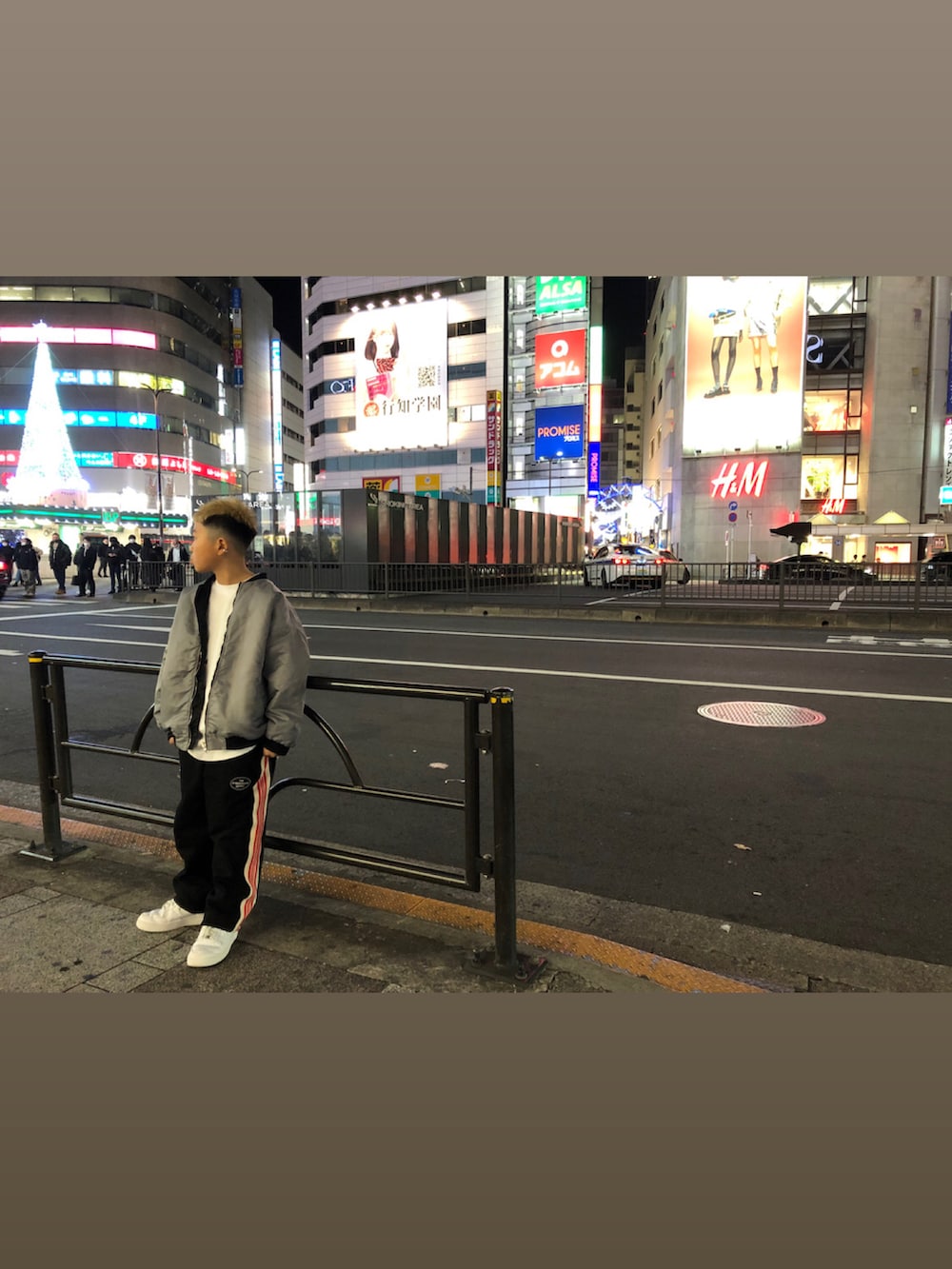 ブラック系のバックパック/リュック、ブラック系のMA-1、ブラック系のパーカーを着用したキッズの冬コーディネートの3枚目の写真