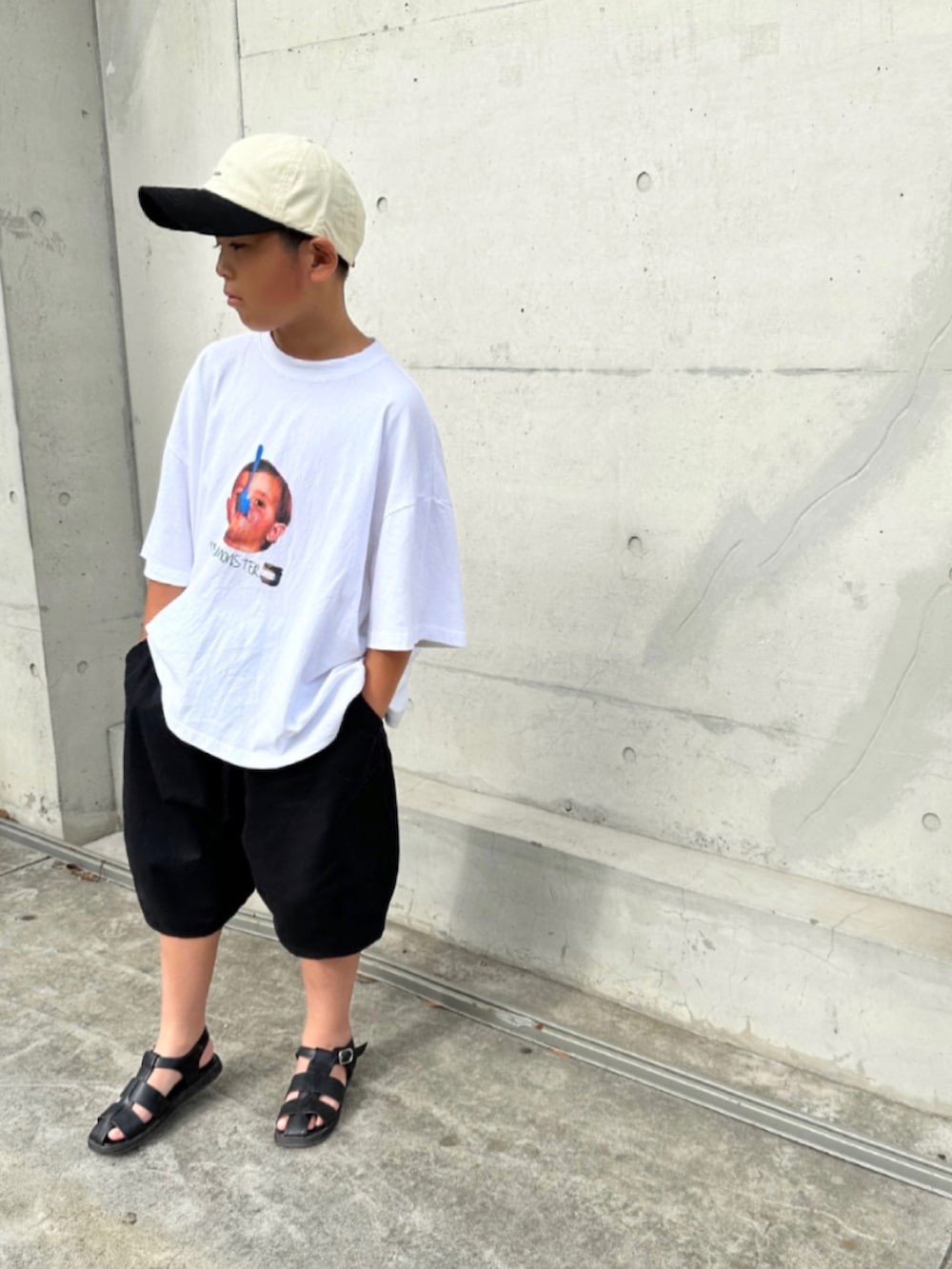 ホワイト系のTシャツ/カットソー、ブラック系のその他パンツ、ブラック系のサンダルを着用したキッズの夏コーディネートの3枚目の写真