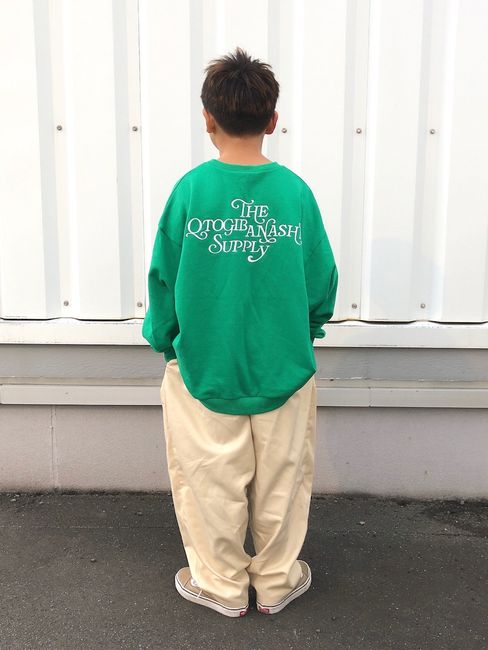 ホワイト系のジャケット/アウター、グリーン系のスウェット、ベージュ系のパンツを着用したキッズの冬コーディネートの3枚目の写真