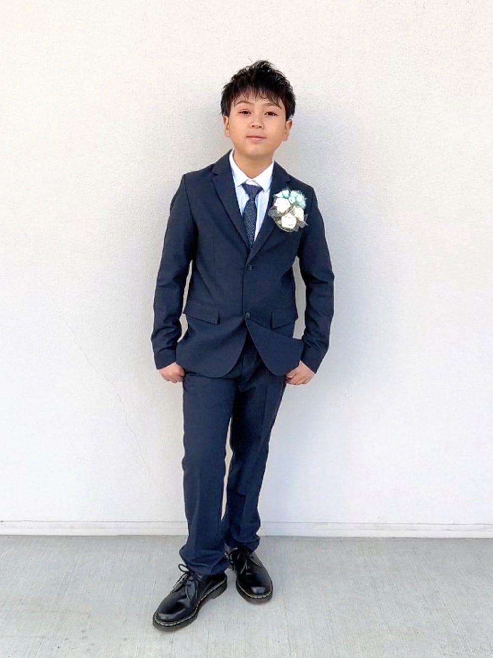 ブルー系のスーツジャケット、ブルー系のスーツパンツ、ホワイト系のシャツ/ブラウスを着用したキッズの春コーディネートの3枚目の写真