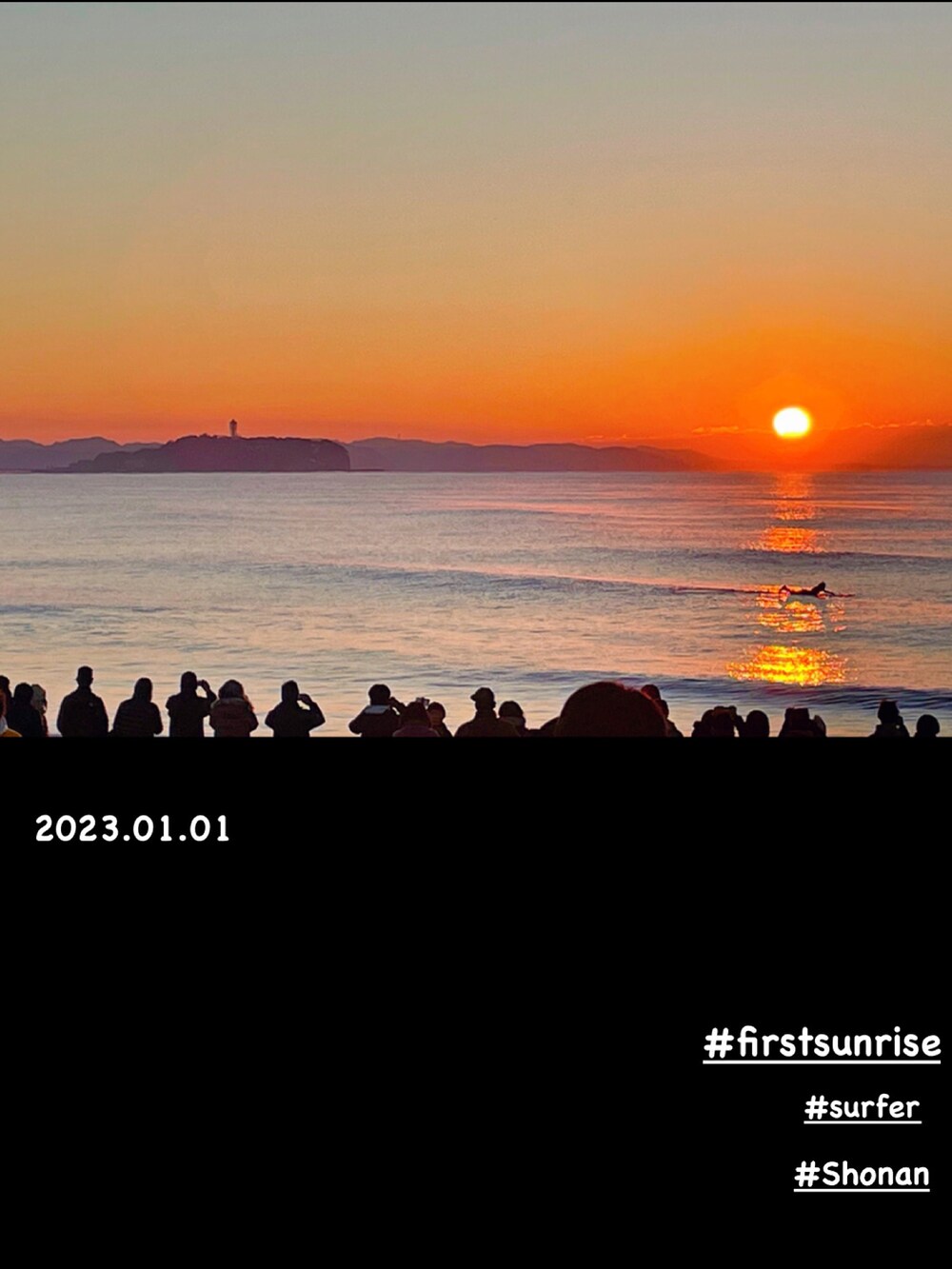 グリーン系のナイロンジャケット、ホワイト系のジャケット/アウター、ブラック系のスウェットパンツを着用したキッズの冬コーディネートの3枚目の写真