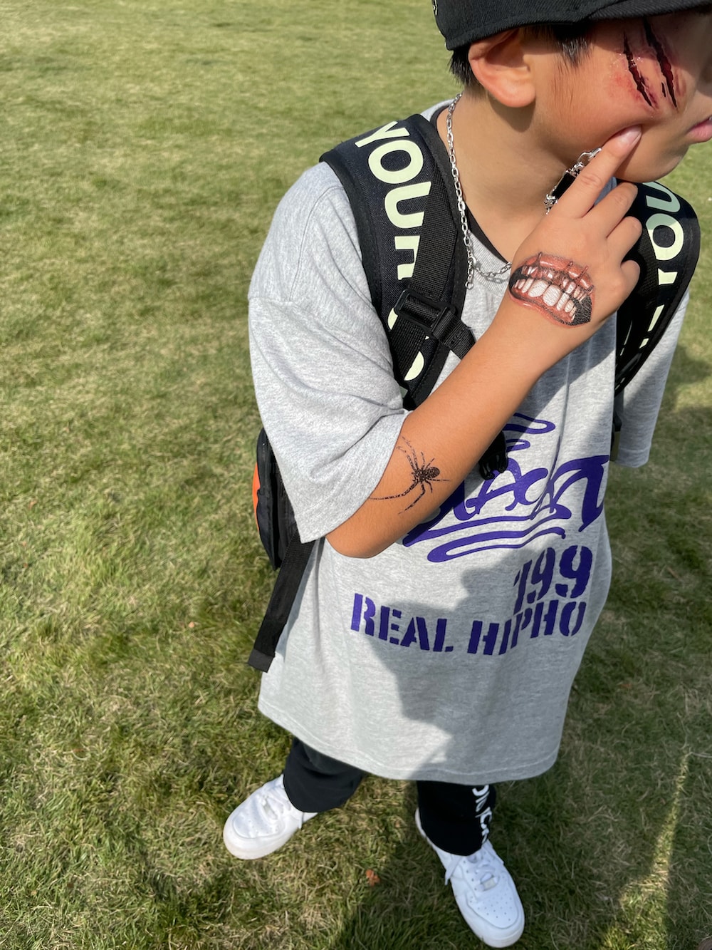 ホワイト系のスニーカー、その他のその他、シルバー系のコスチューム/パーティーグッズを着用したキッズの秋コーディネートの4枚目の写真