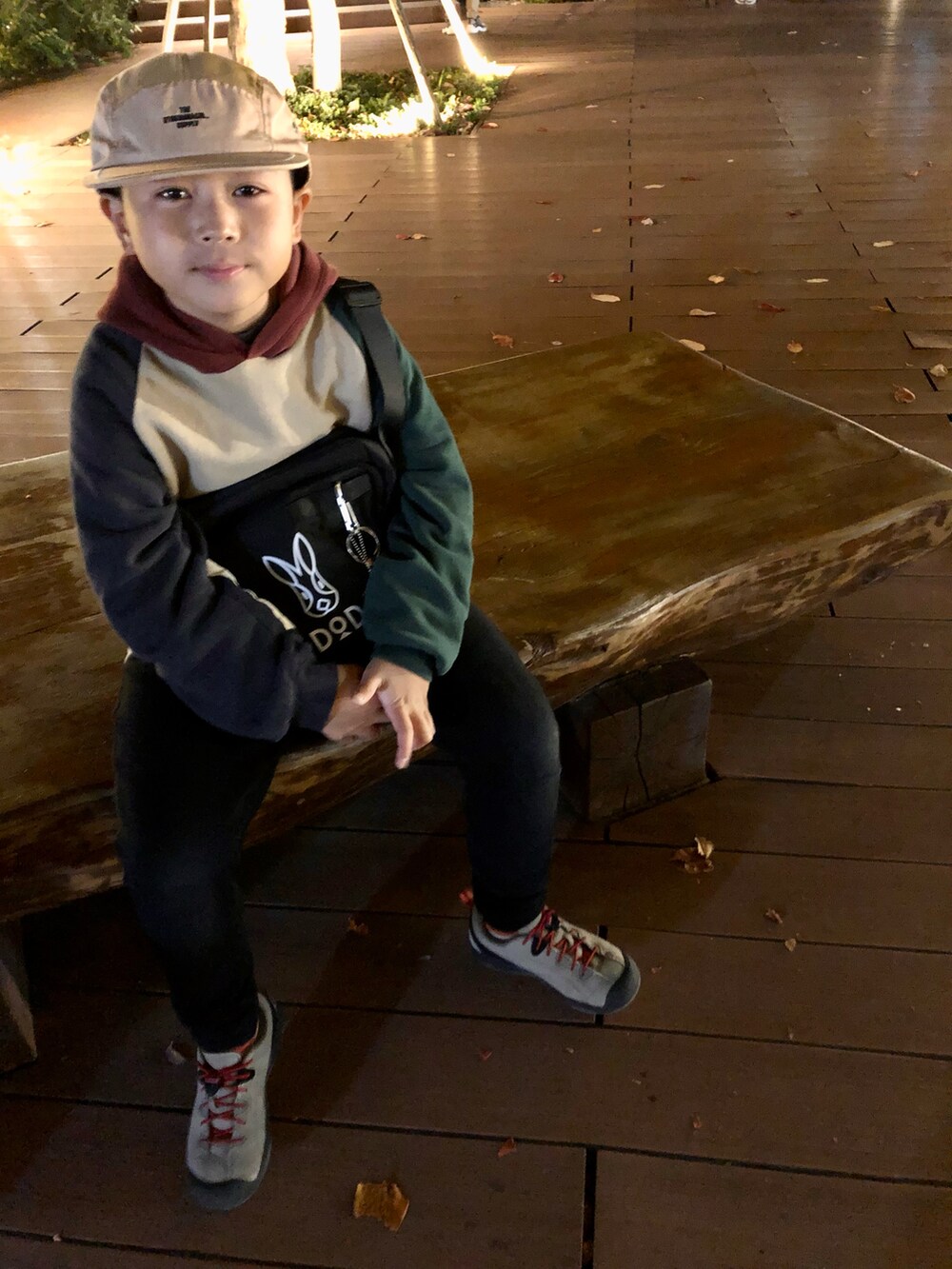 その他のパーカー、ベージュ系のベスト、ブラック系のその他パンツを着用したキッズの秋コーディネートの5枚目の写真