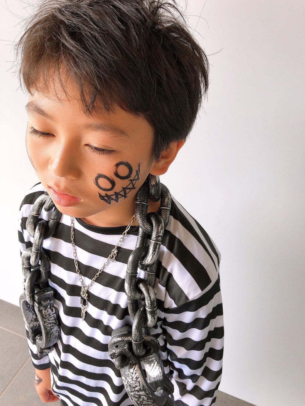 ホワイト系のスニーカー、その他のその他、シルバー系のコスチューム/パーティーグッズを着用したキッズの秋コーディネートの3枚目の写真