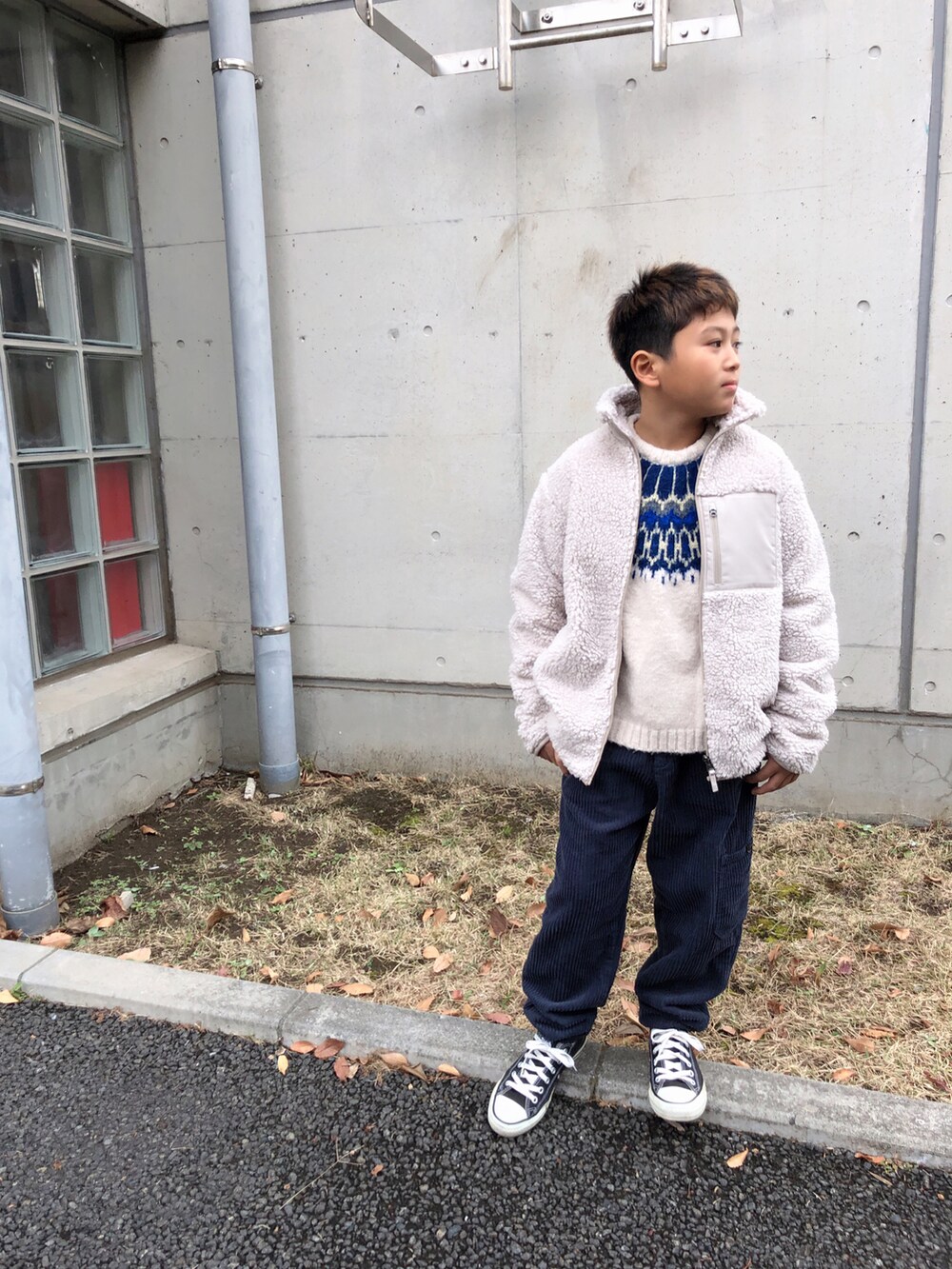 ホワイト系のジャケット/アウター、ホワイト系のニット/セーター、ブルー系のパンツを着用したキッズの冬コーディネートの3枚目の写真