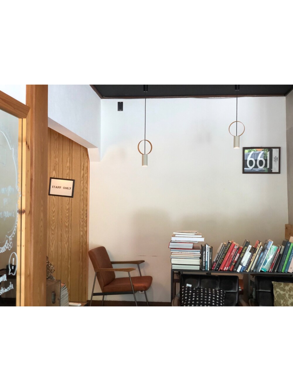 ホワイト系のTシャツ/カットソー、グリーン系のパンツ、ブラック系のサンダルを着用したキッズの夏コーディネートの3枚目の写真