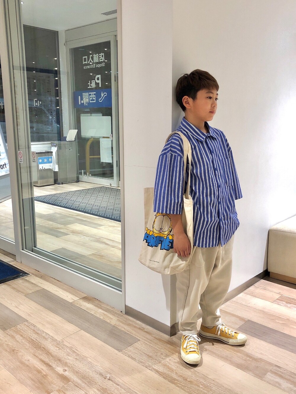 ブルー系のシャツ/ブラウス、ホワイト系のその他パンツ、イエロー系のスニーカーを着用したキッズの春コーディネートの3枚目の写真
