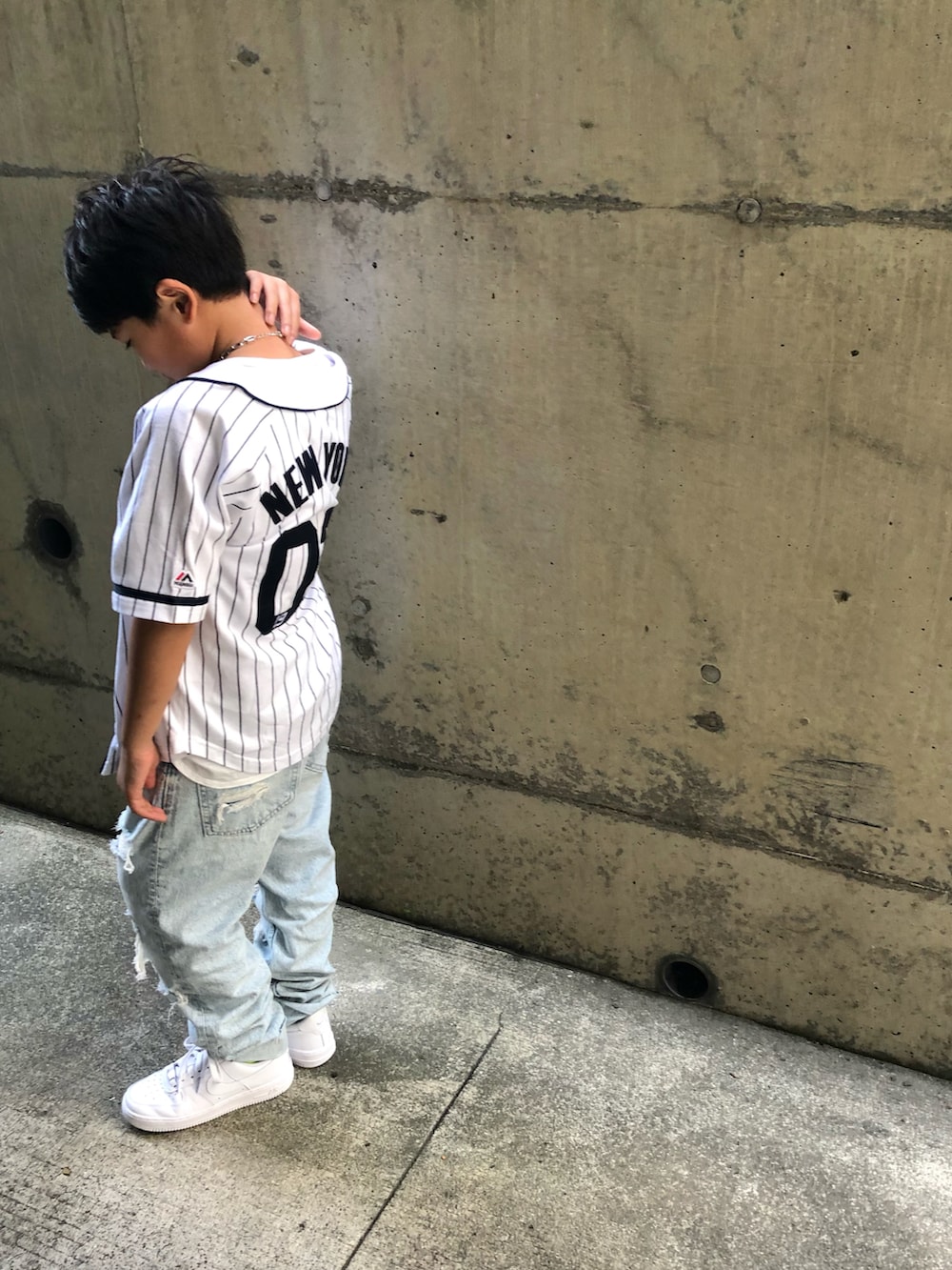 ホワイト系のシャツ/ブラウス、ホワイト系のタンクトップ、ブルー系のデニムパンツを着用したキッズの夏コーディネートの3枚目の写真