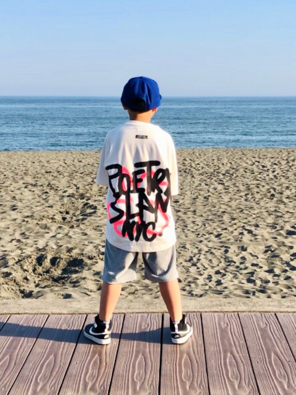 ホワイト系のTシャツ/カットソー、グレー系のその他パンツ、ブラック系のスニーカーを着用したキッズの夏コーディネートの2枚目の写真