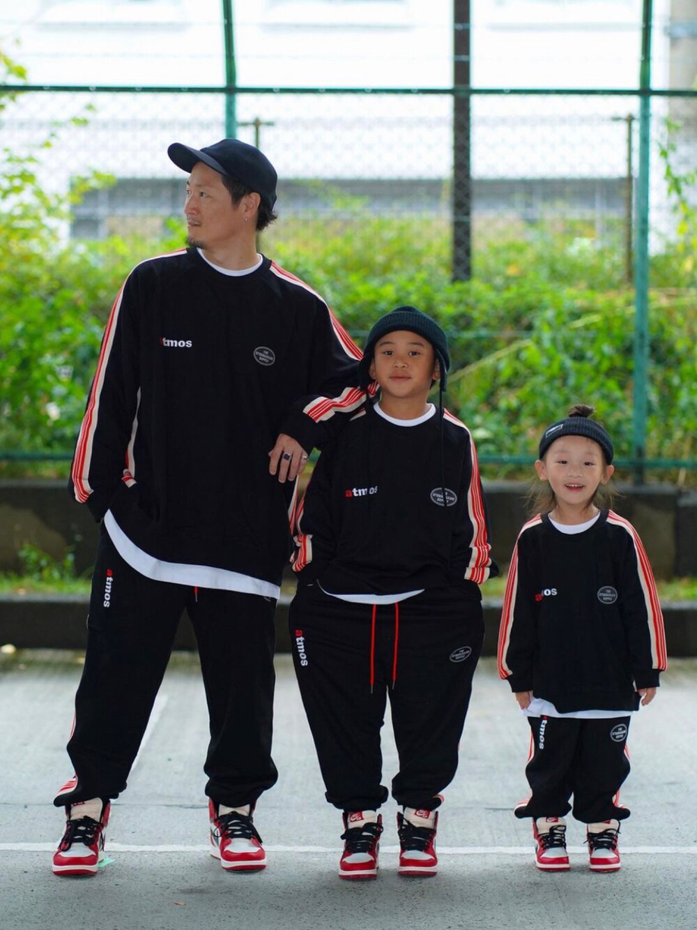ホワイト系のTシャツ/カットソー、ブラック系のスウェットパンツ、ブラック系のスニーカーを着用したキッズの冬コーディネートの3枚目の写真