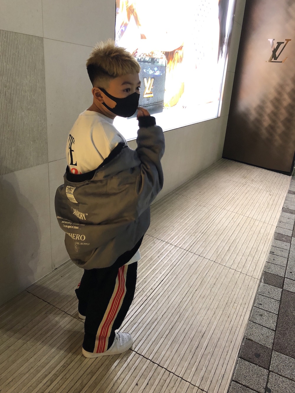 ブラック系のバックパック/リュック、ブラック系のMA-1、ブラック系のパーカーを着用したキッズの冬コーディネートの4枚目の写真