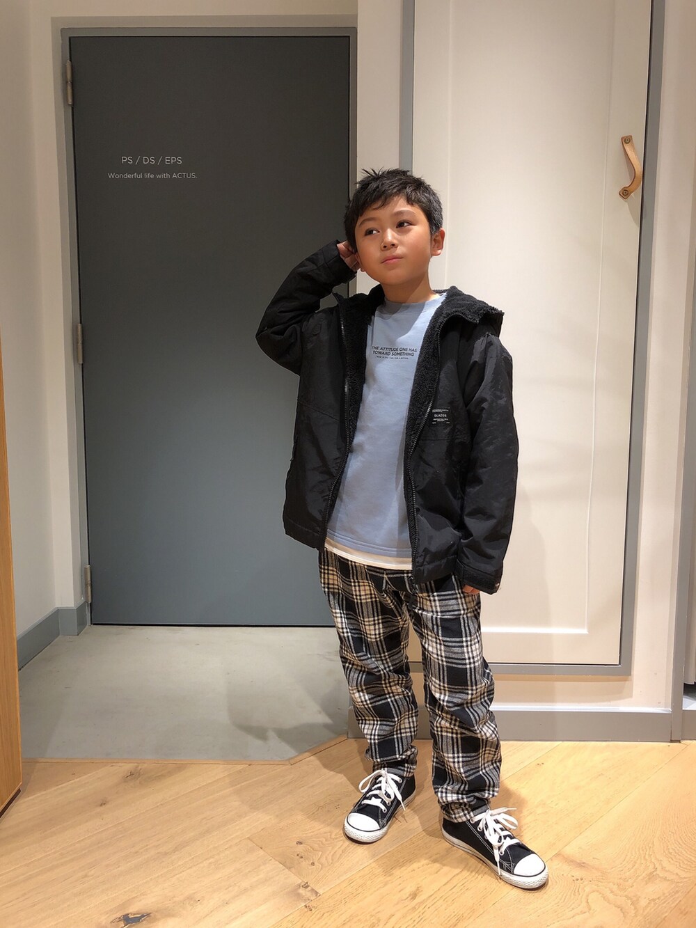 グレー系のTシャツ/カットソー、その他のパンツ、ブラック系のスニーカーを着用したキッズの冬コーディネートの2枚目の写真