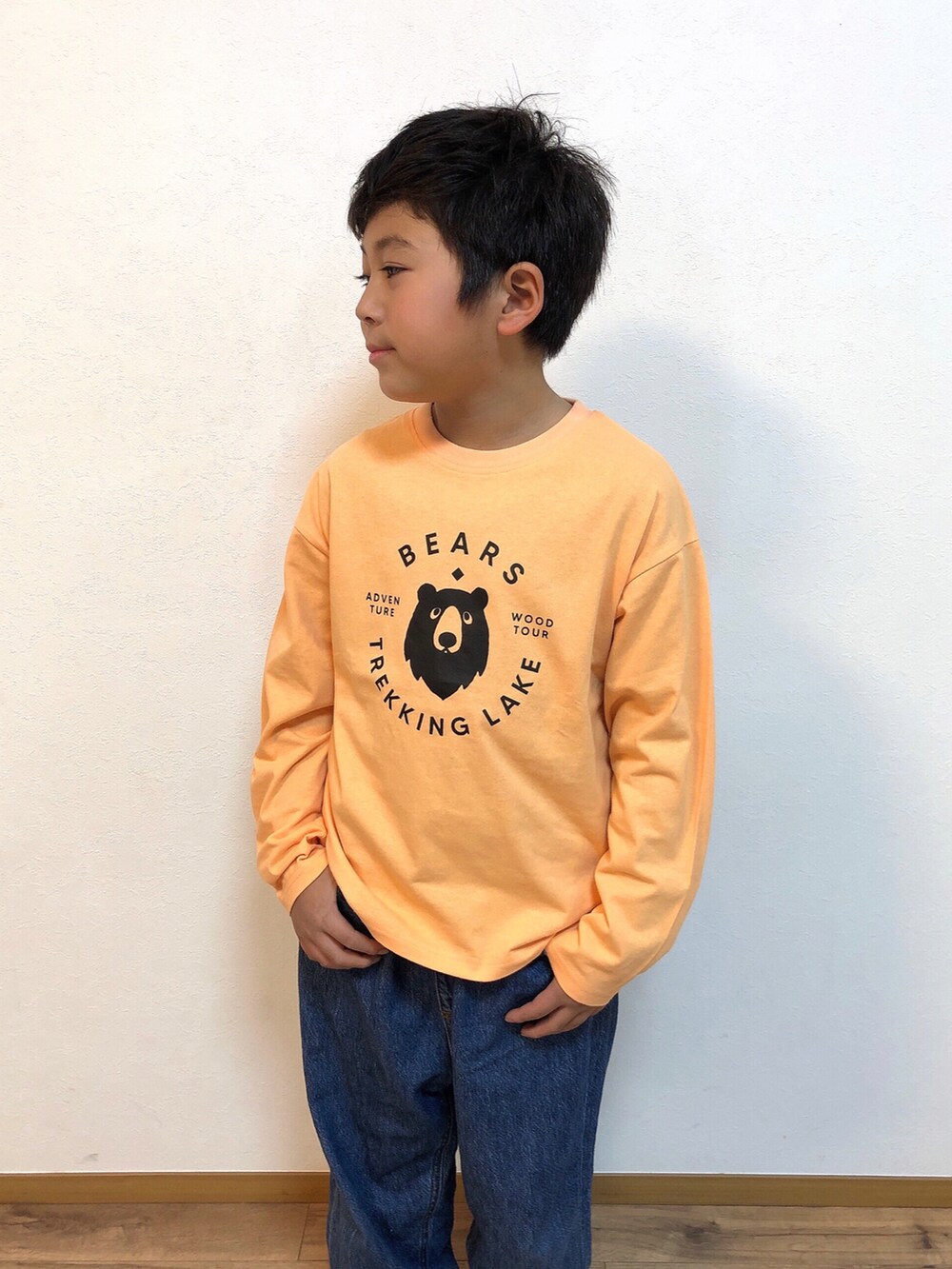 オレンジ系のTシャツ/カットソー、ブルー系のデニムパンツ、その他のスニーカーを着用したキッズの冬コーディネートの3枚目の写真