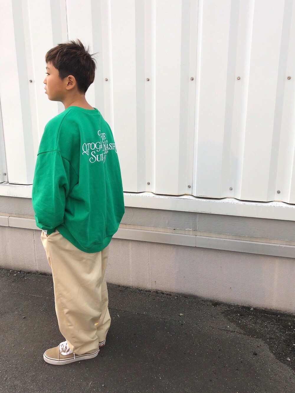 ホワイト系のジャケット/アウター、グリーン系のスウェット、ベージュ系のパンツを着用したキッズの冬コーディネートの2枚目の写真